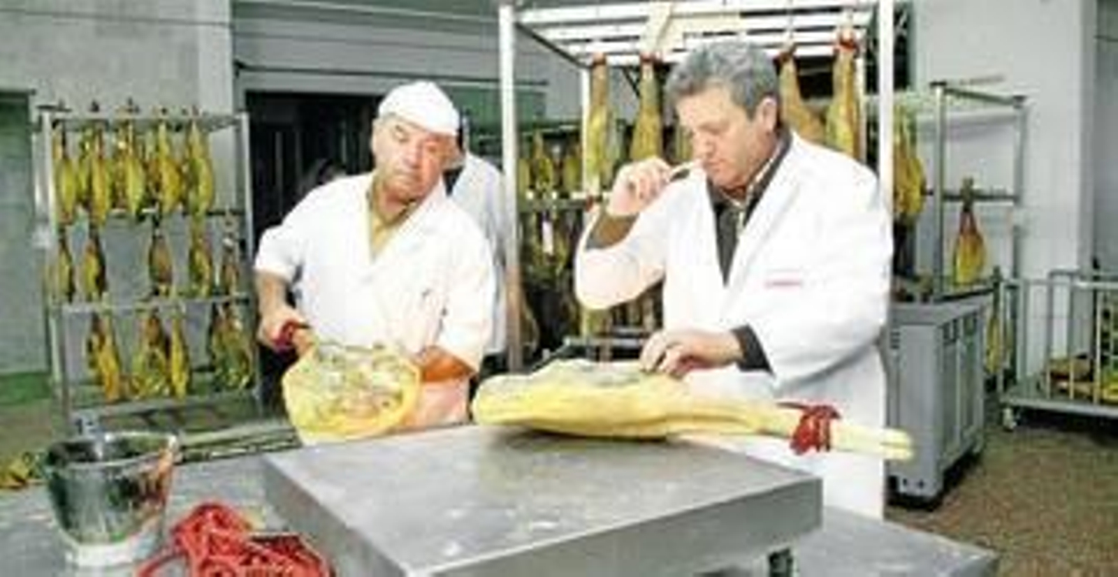 Manuel Checa hace una cata de uno de los jamones.