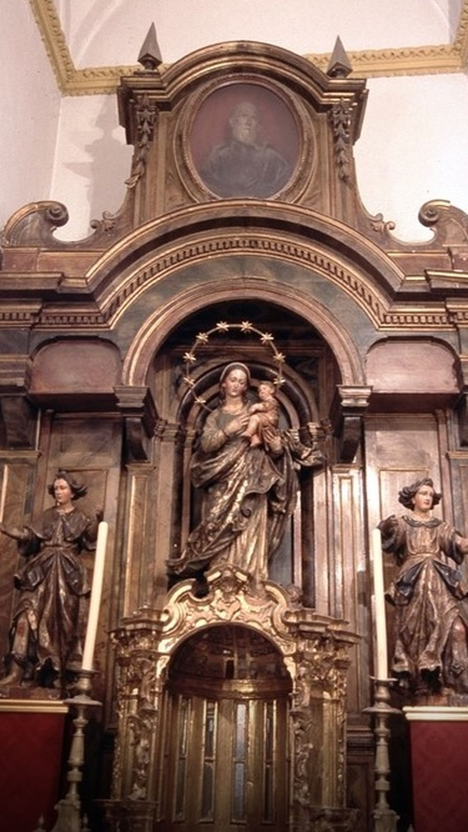 Retablo en el que se ubica el busto de San Felipe