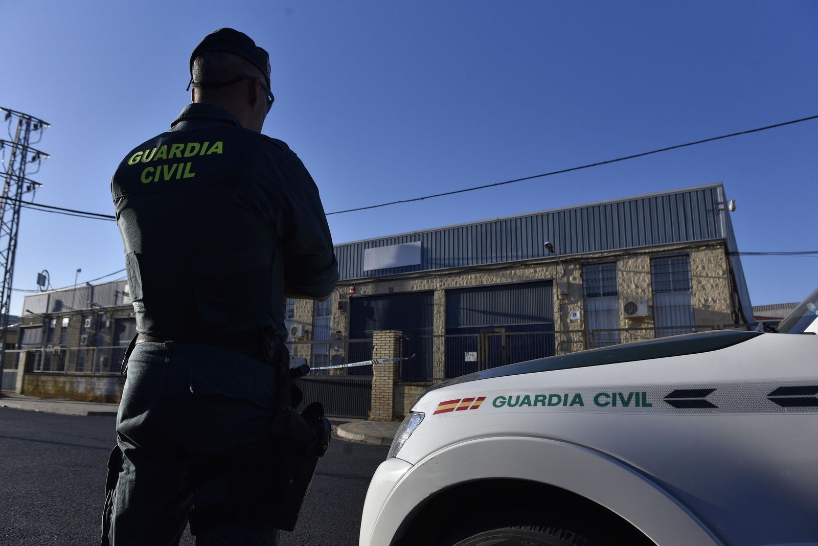 Un guardia civil frente a la nave de Magrudis.