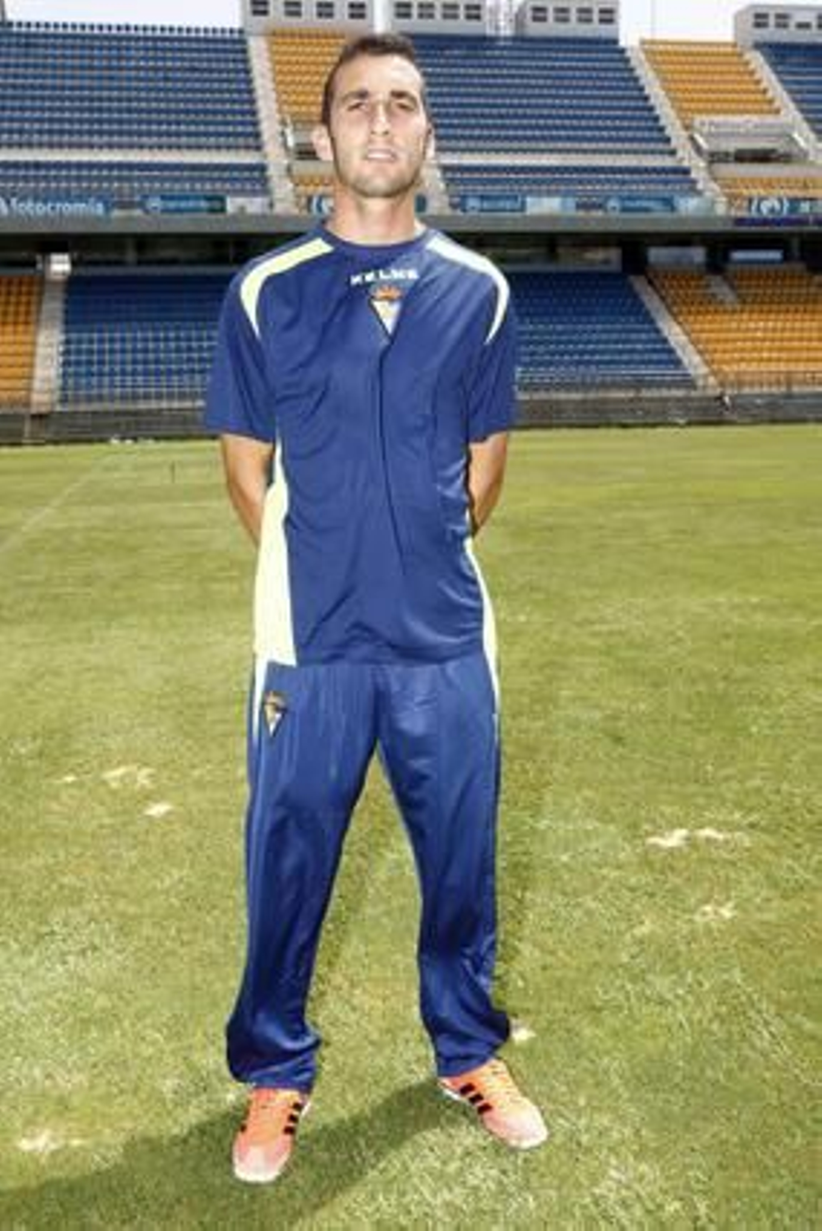La ropa de entrenamiento es azul marino con toques en amarillo fluorescente.

Foto: Jesus Marin