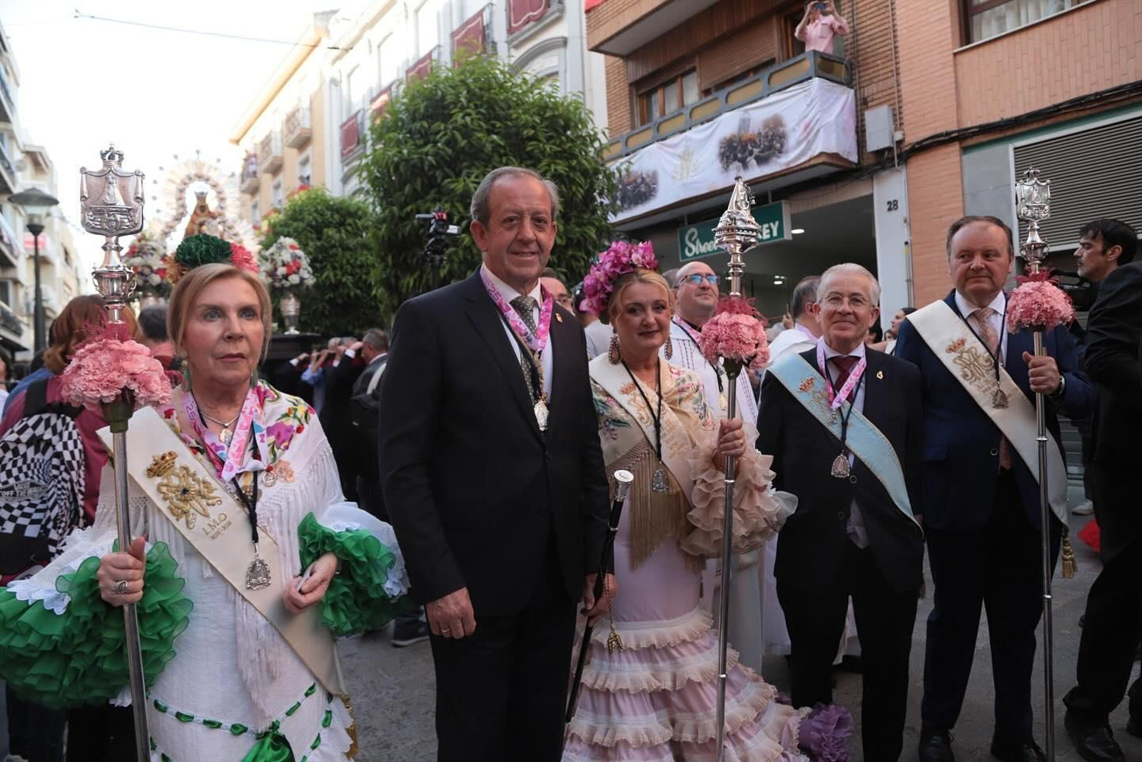 Las flores a La Morenita llenan de color las calles de Andújar, en imágenes
