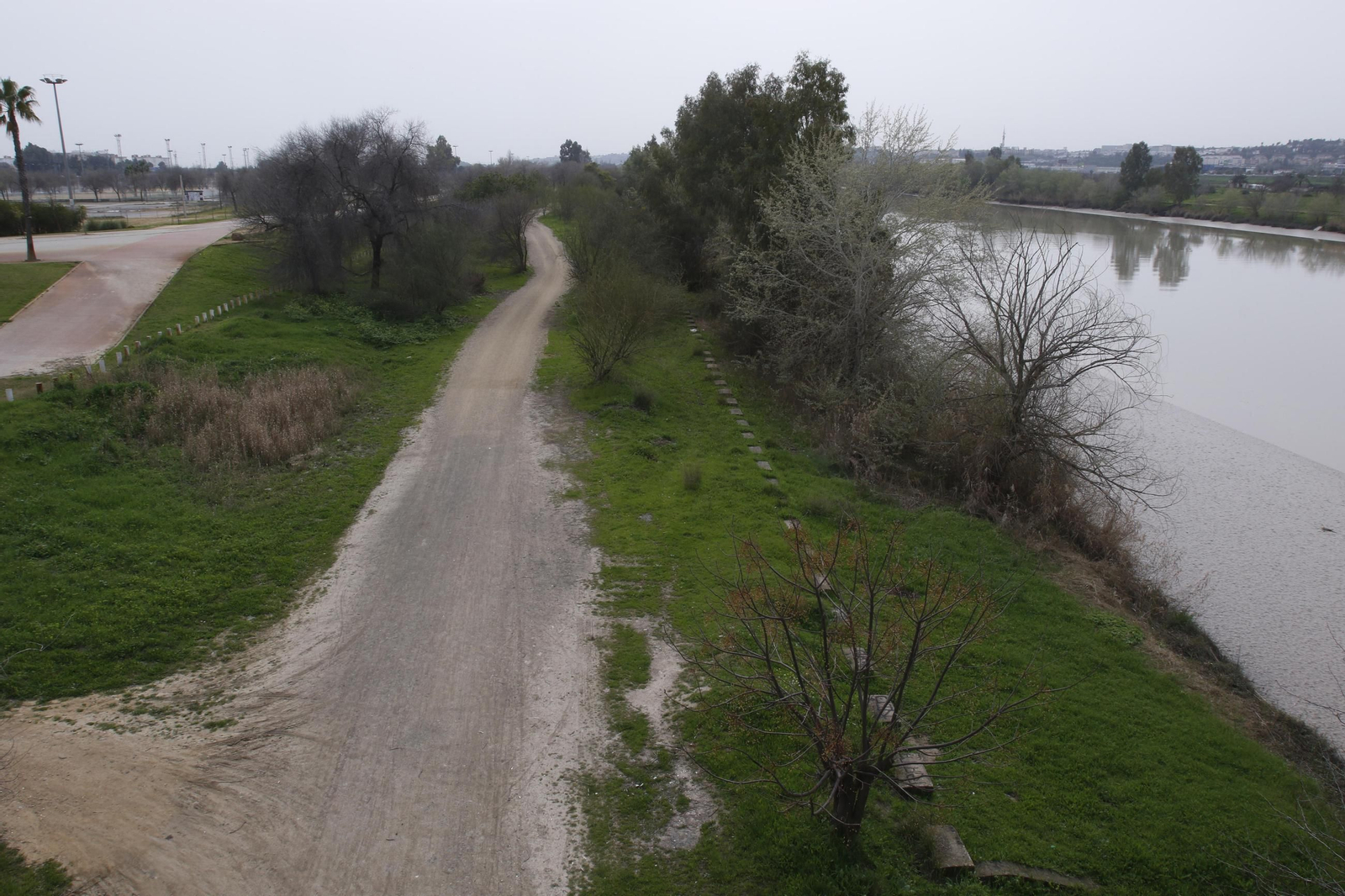 Sendero del río junto al parque Vega de Triana