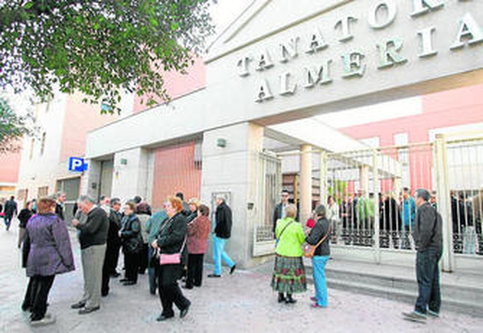 Cientos de personas pasaron por el Tanatorio para despedir a Cristóbal García.