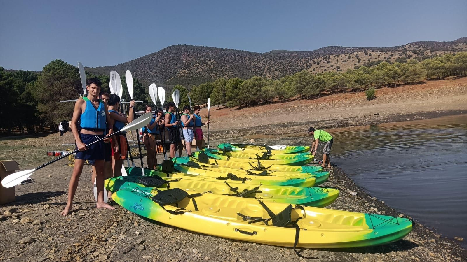 Jóvenes de Guadix disfrutan de una experiencia única de piragüismo y paintball: las imágenes