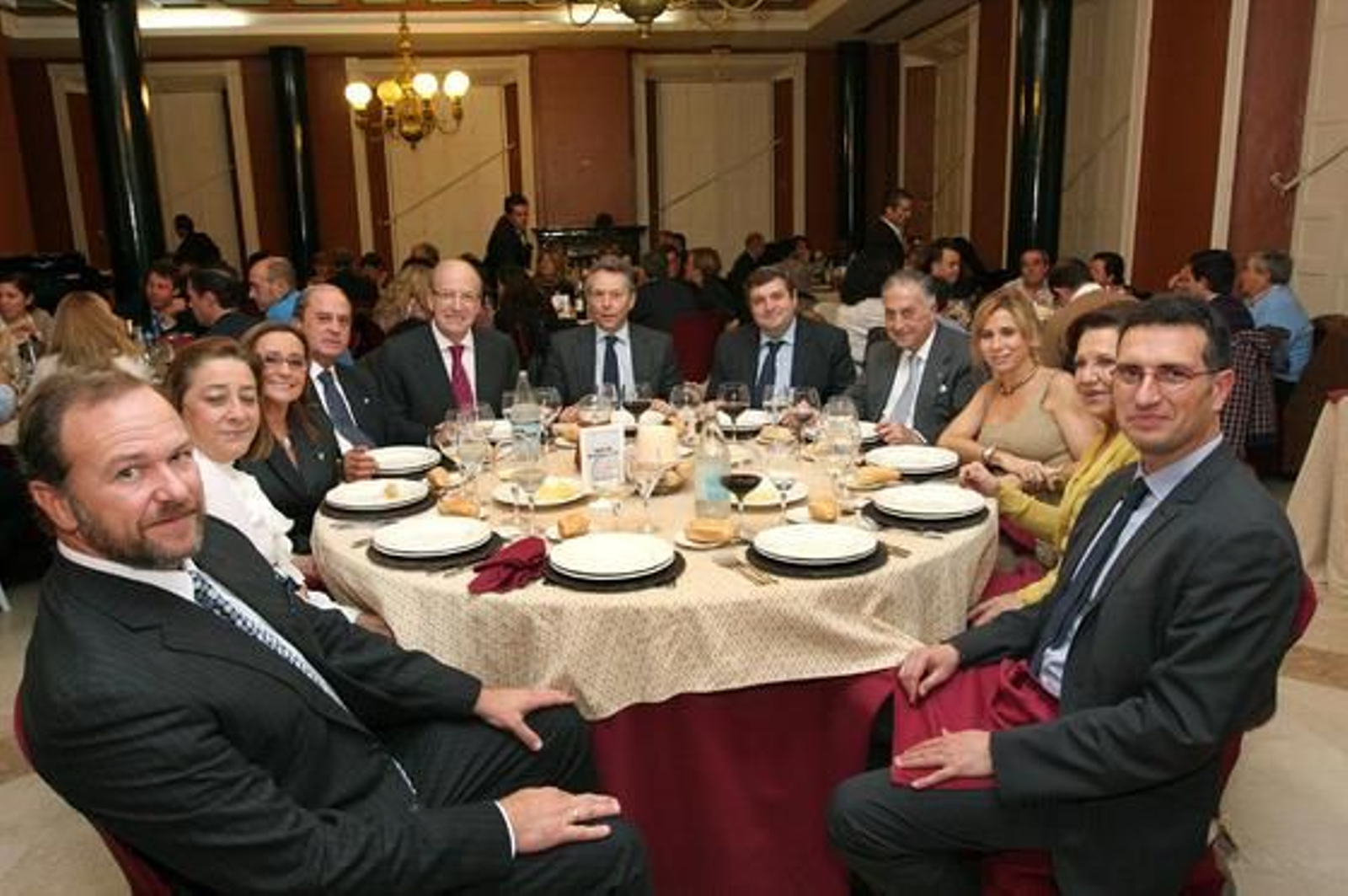El presidente de Asaja-Huelva, José Luis García- Palacios; Mercedes García, esposa del rector; la alcaldesa de Isla Cristina, María Luisa Faneca; el presidente de la Federación Onubense de Empresarios (FOE), Antonio Ponce; el alcalde de Huelva, Pedro Rodríguez; el presidente del Grupo Joly, José Joly Martínez de Salazar; el rector de la UHU,  Francisco José Martínez López; el subdelegado del Gobierno, Enrique Pérez Viguera; Rocío Faure Ortiz, responsable de comunicación de la Caja Rural del Sur; Pilar Sánchez, esposa de Antonio Ponce, y el director de 'Huelva Información', Javier Chaparro.

Foto: Josue Correa