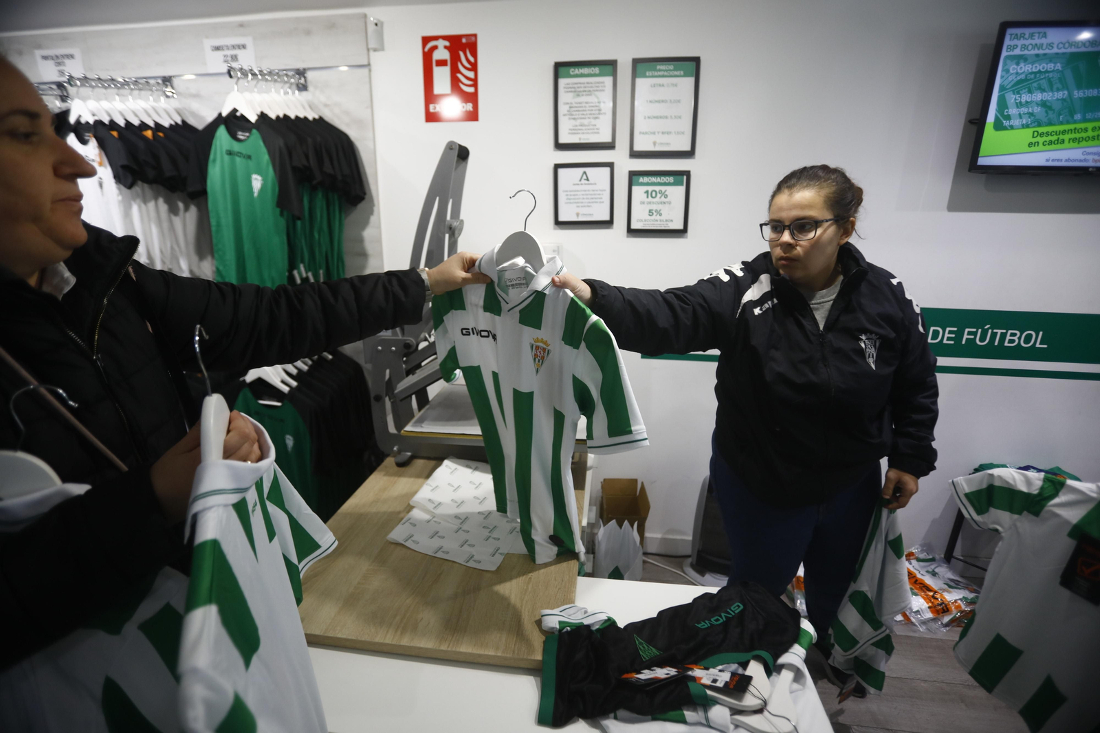 La venta de las equipaciones del Córdoba CF de esta temporada, en imágenes