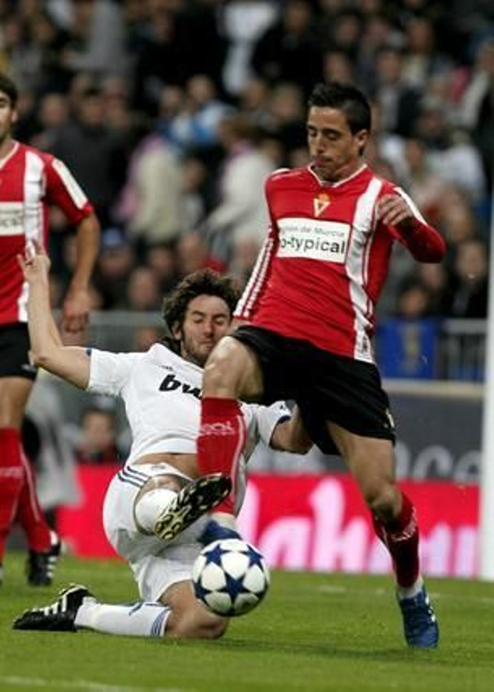 Mario Marín le roba un balón a Esteban Granero.

Foto: EFE