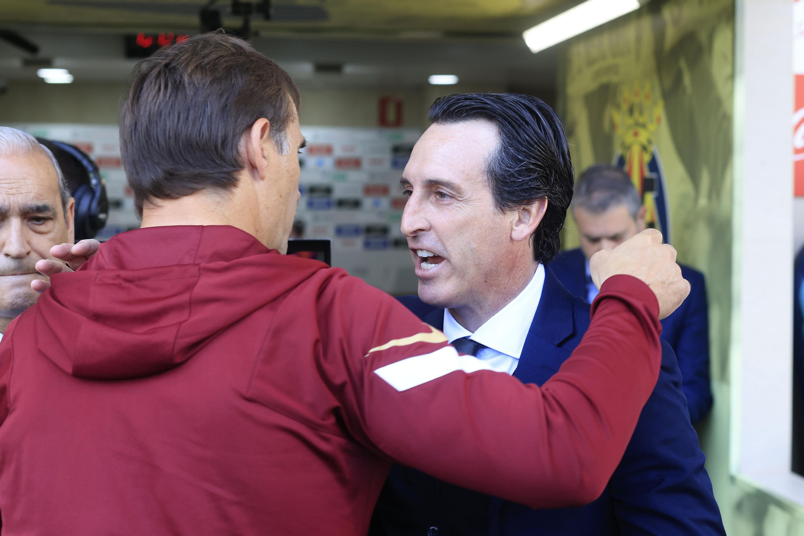 Julen Lopetegui saluda cariñoso a Unai Emery antes del pitido inicial.