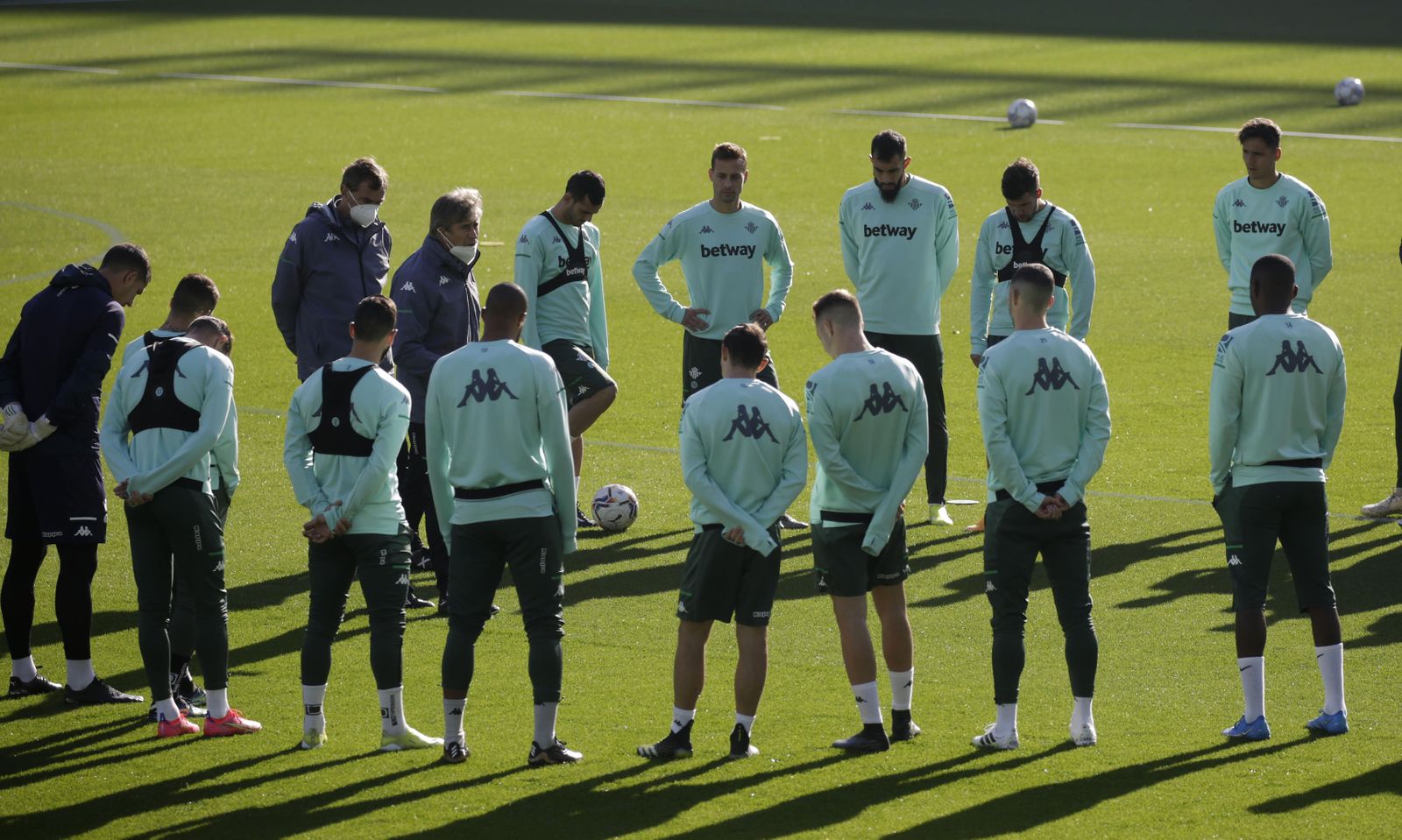 Pellegrini dialoga con sus jugadores en un entrenamiento reciente en la ciudad deportiva.
