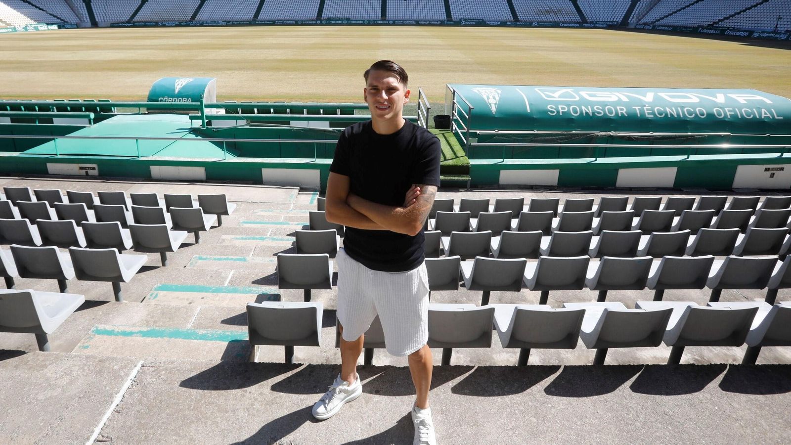 Álex Sala posa para 'el Día' en El Arcángel, antes de su entrevista.