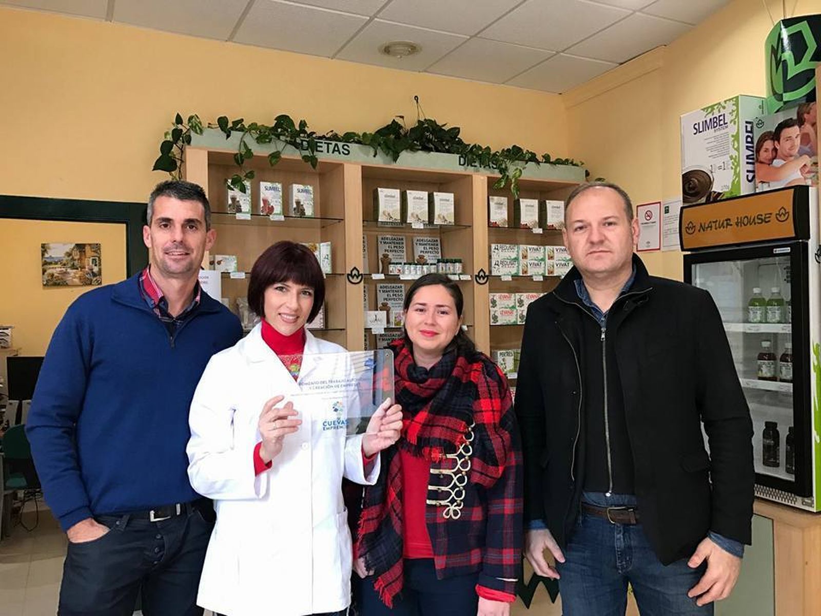 El regidor con Sonia Belén Quiñonero, responsable de la empresa Naturhouse.