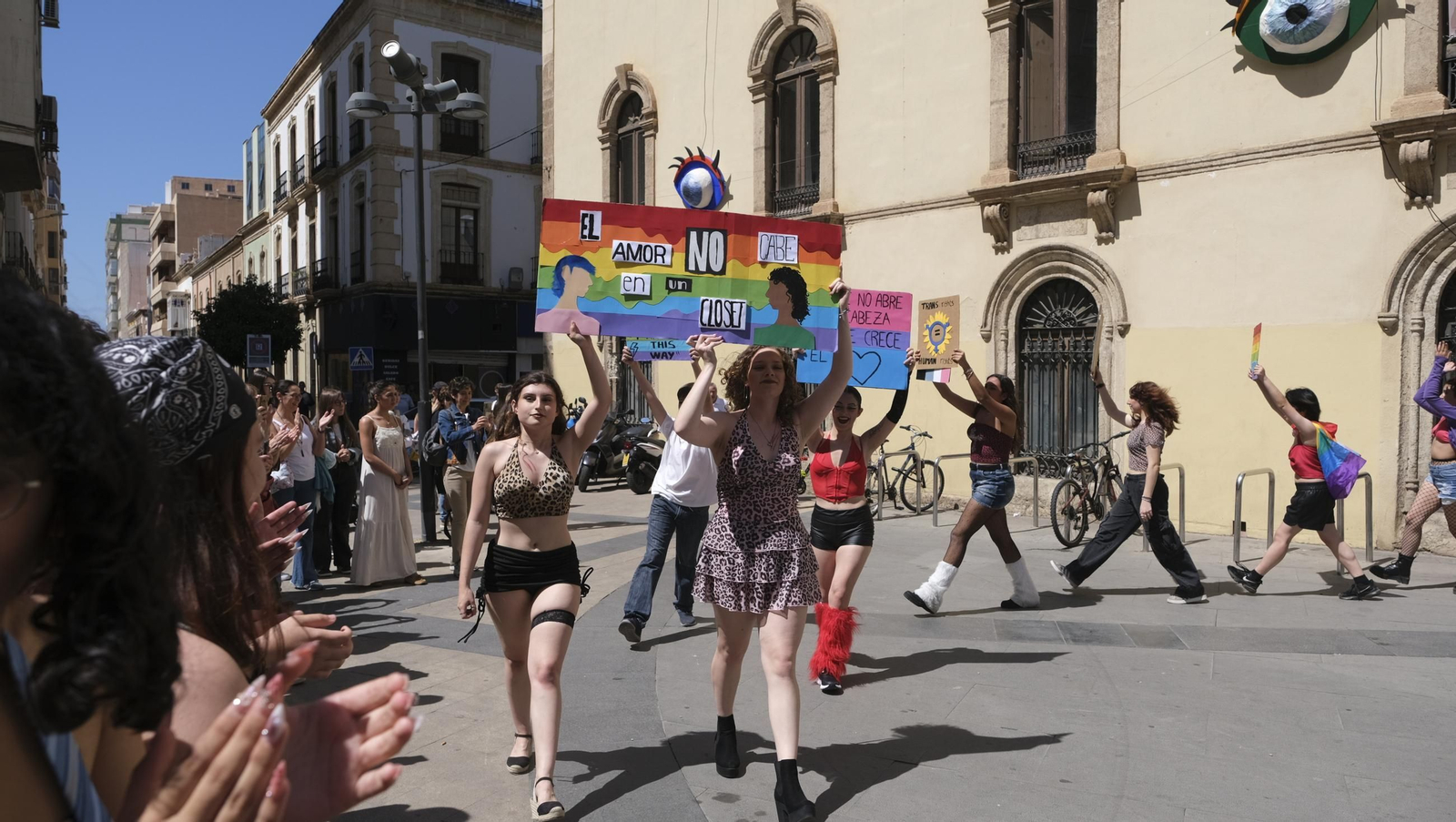 Lectura del manifiesto del Día Internacional contra la Homofobia en Almería, en imágenes