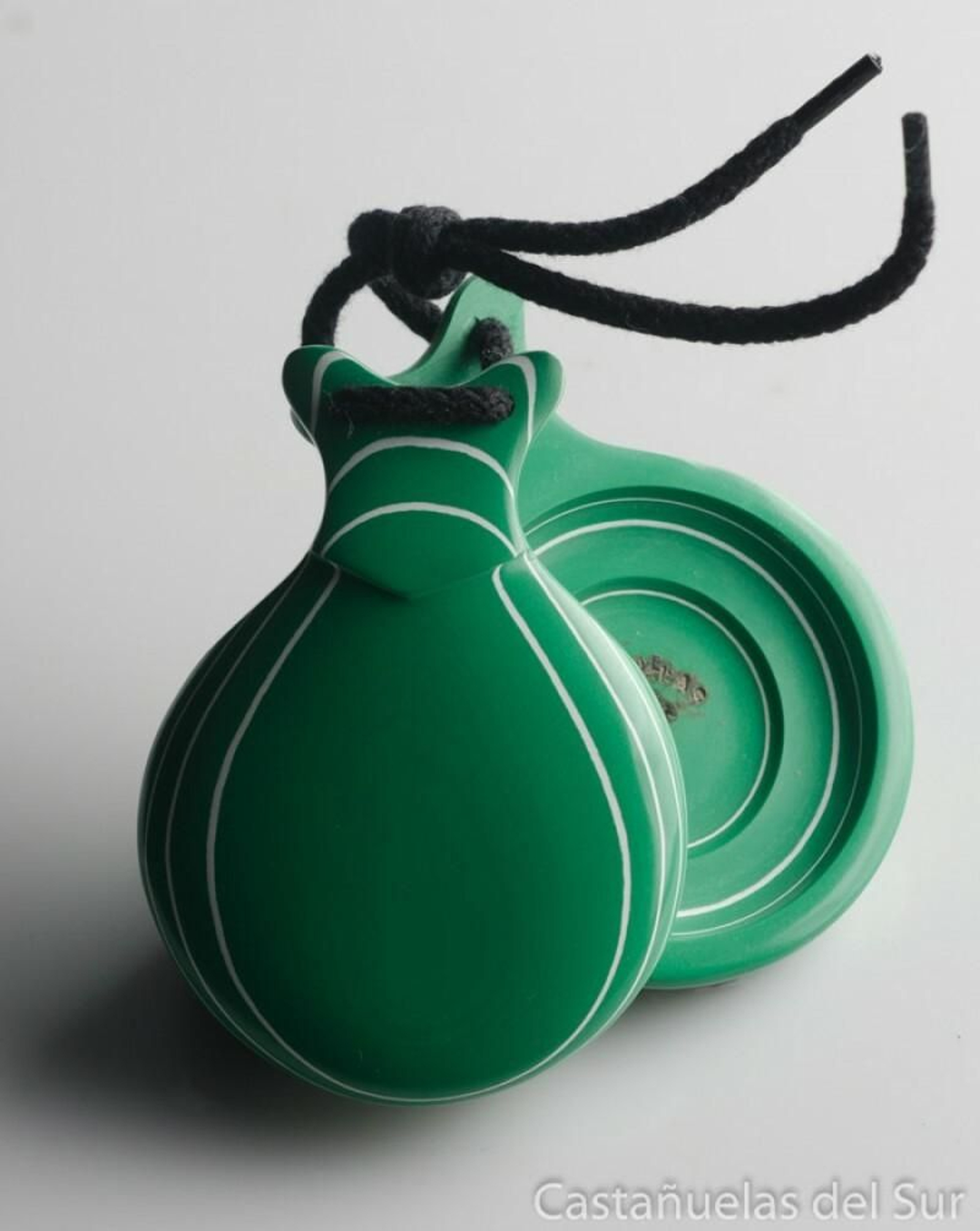 La manera artesanal de trabajar las castañuelas no ha cambiado en más de 50 años, aunque sí sus diseños se han actualizado.