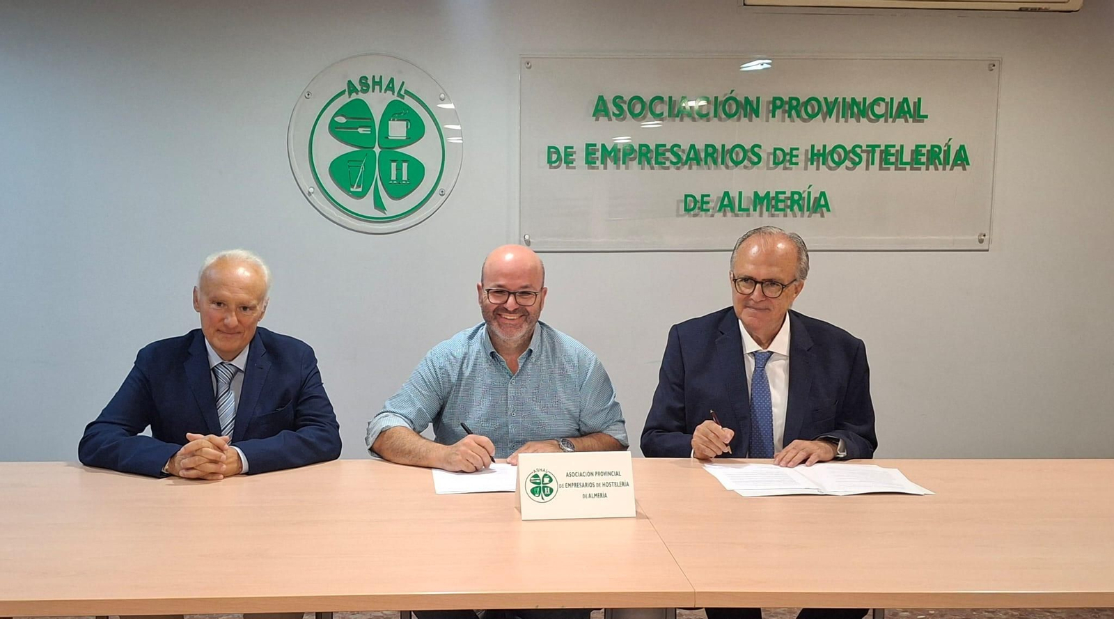 El doctor José Ramón Vicente Rull, director gerente del Hospital Mediterráneo y el presidente de  ASHAL Pedro Sánchez-Fortun Sánchez, que han firmado el convenio, junto al director médico Javier del Águila