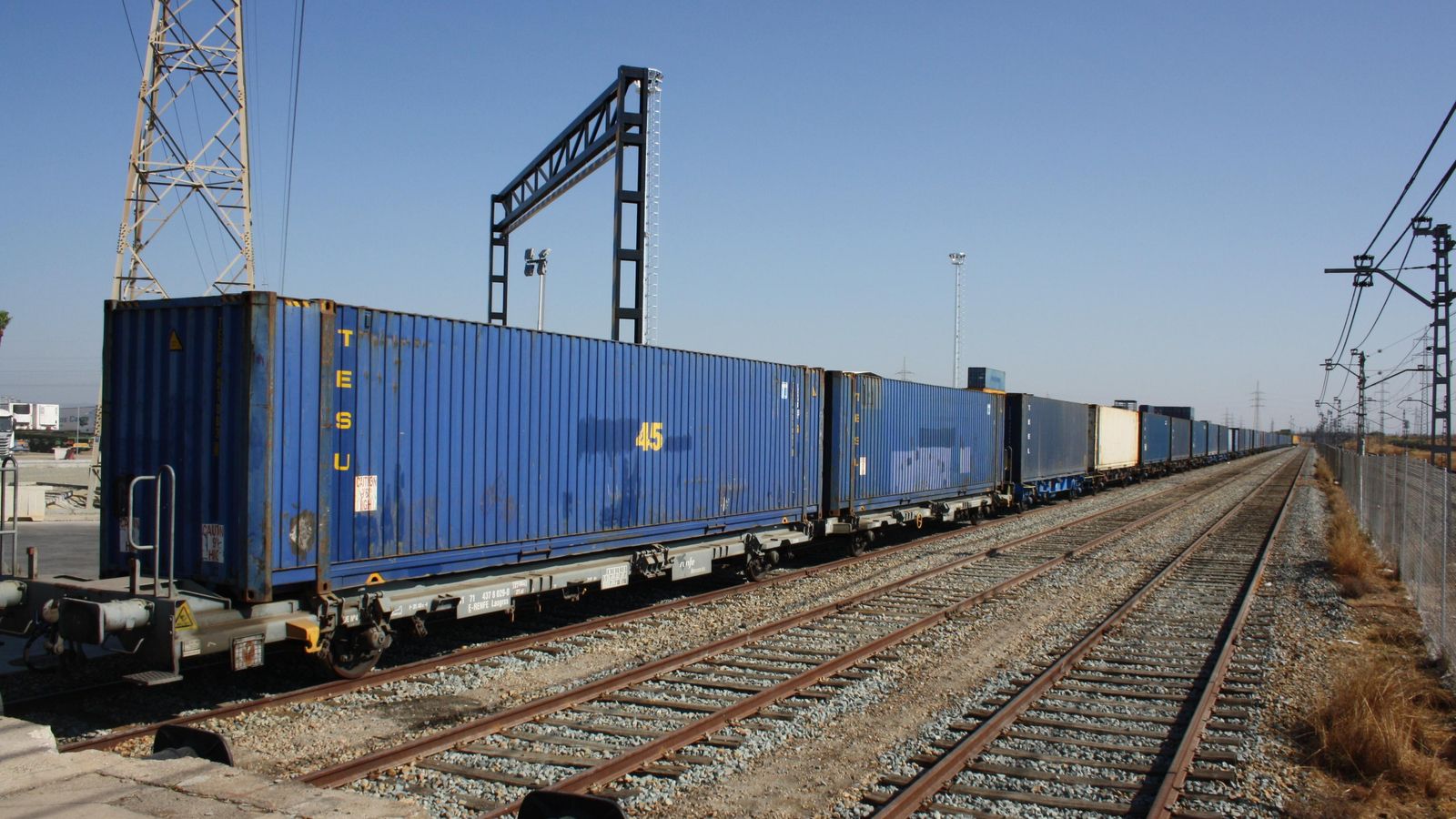 Vías en la terminal logística de Majarabique en La Rinconada.
