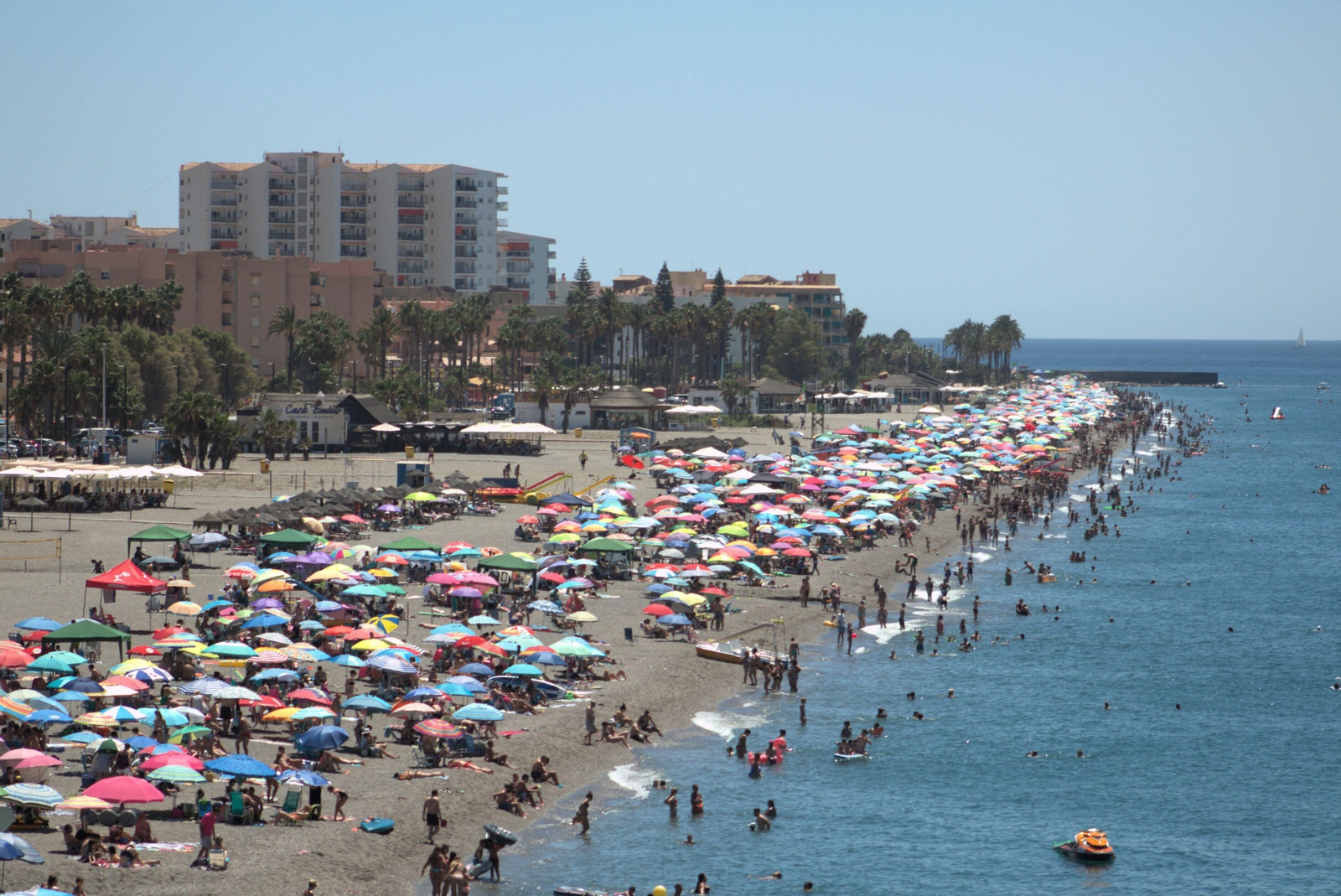 Fotos: así de llenas estaba las playas de Granada este primer fin de semana de agosto