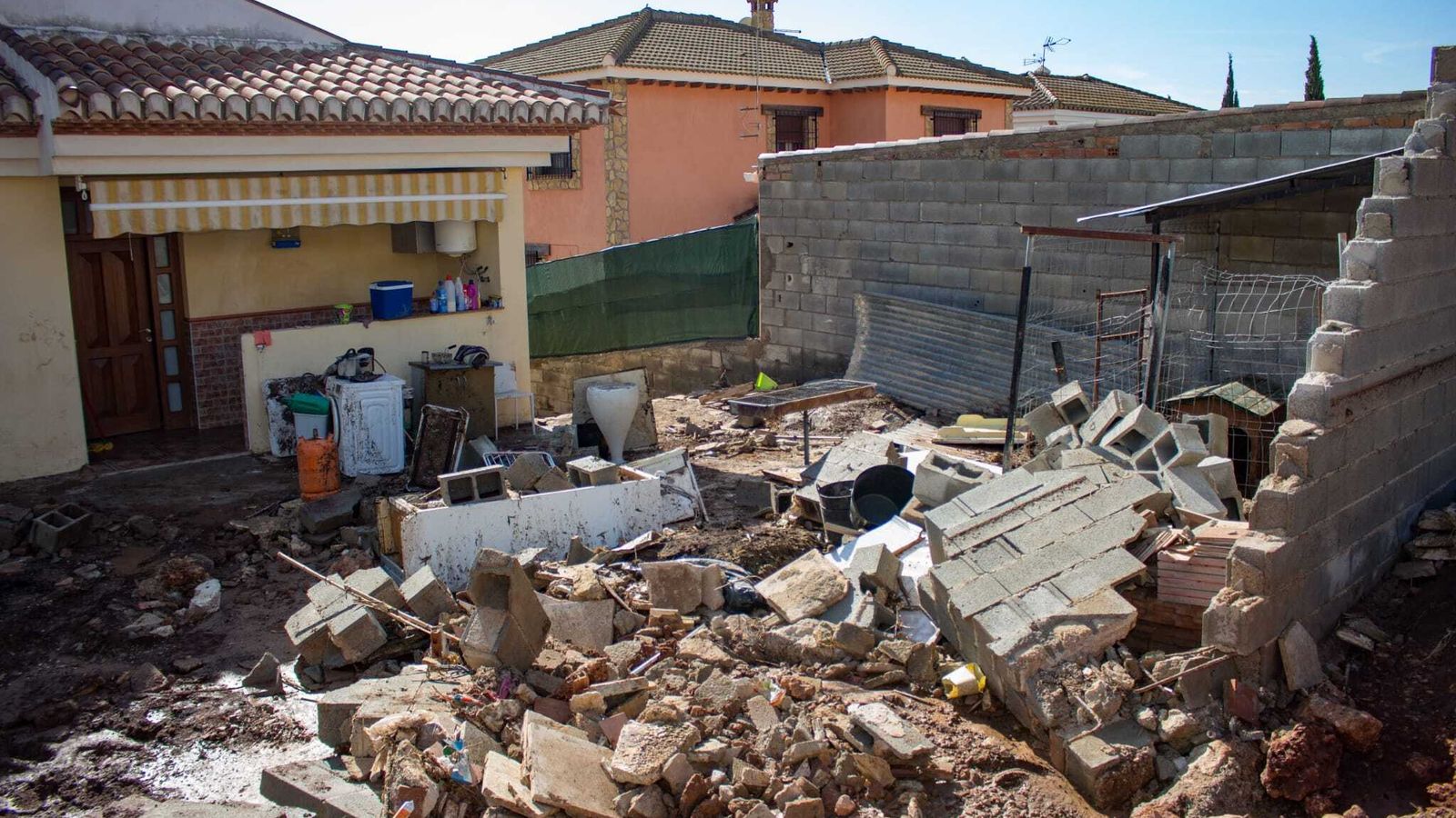 Fotos: la familia que tuvo que salir de su casa buceando por la tormenta en Granada