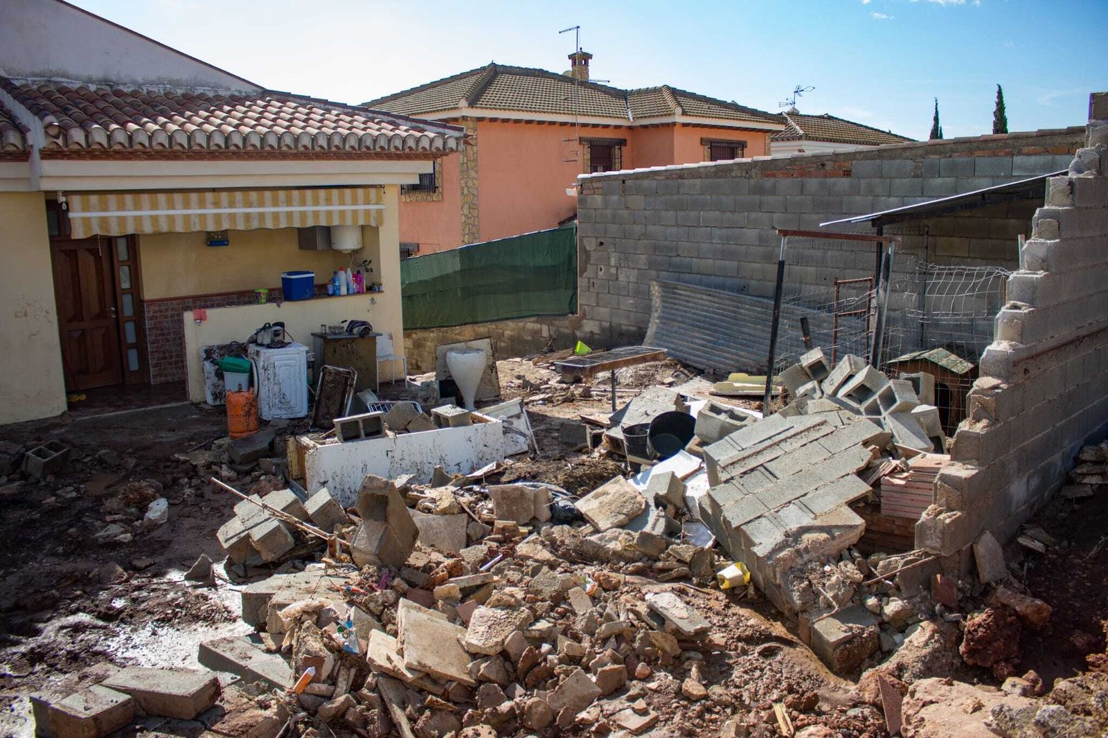 Fotos: la familia que tuvo que salir de su casa buceando por la tormenta en Granada