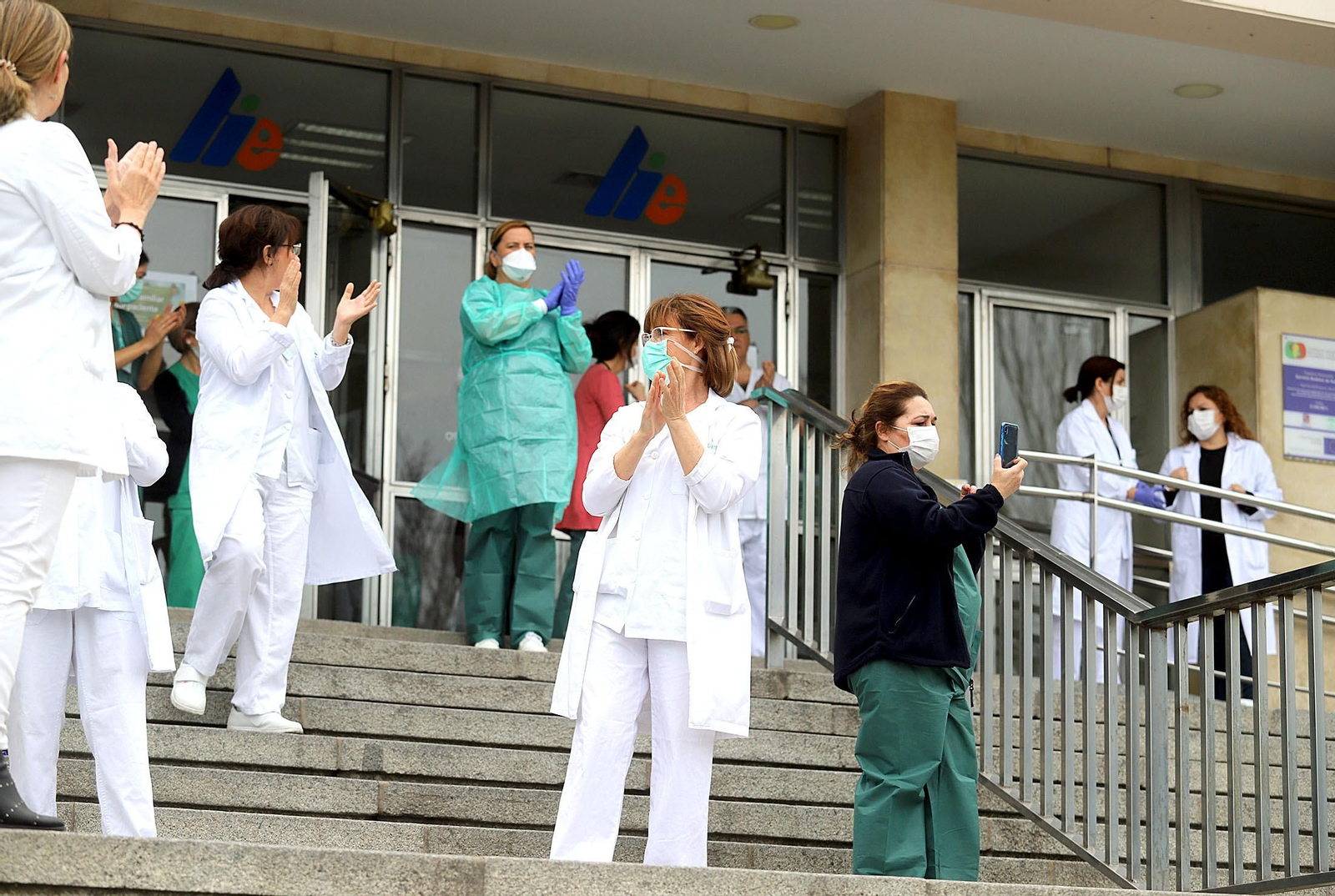 Imágenes de la UME realizando trabajos de limpieza y desinfección en el Hospital Infanta Elena de Huelva