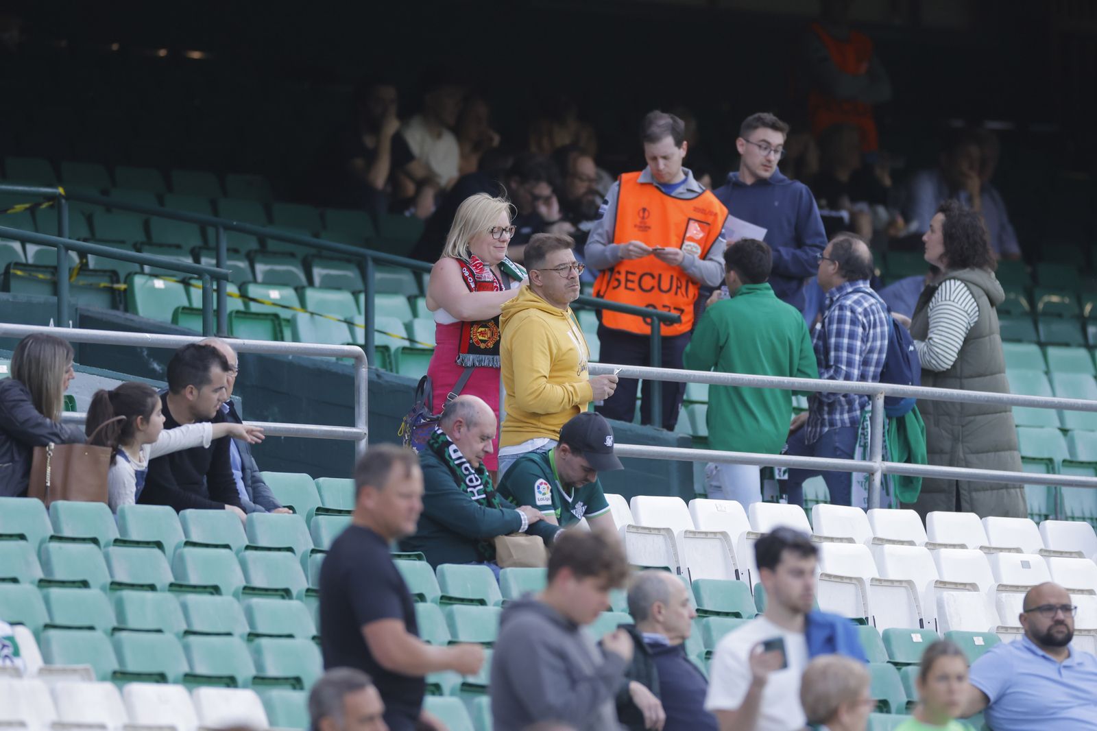 Búscate en las fotos del Betis-Manchester