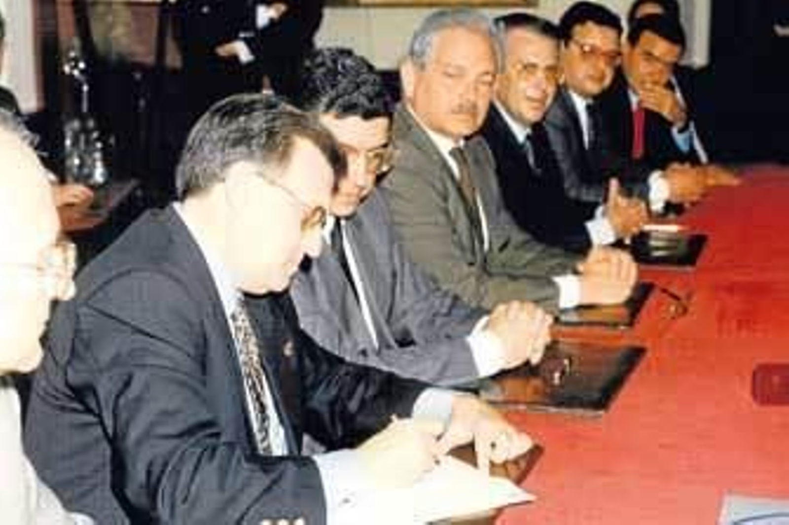 José Blas Fernández conserva esta fotografía del momento de la firma del macropréstamo que termina de pagarse mañana. Junto a él, firmando en ese momento, se ve al presidente de Unicaja, Braulio Medel; al entonces alcalde, Carlos Díaz; a Rufino Parra y Francisco Arteaga, de la hoy Endesa; a José María Sacián, de Unicaja.