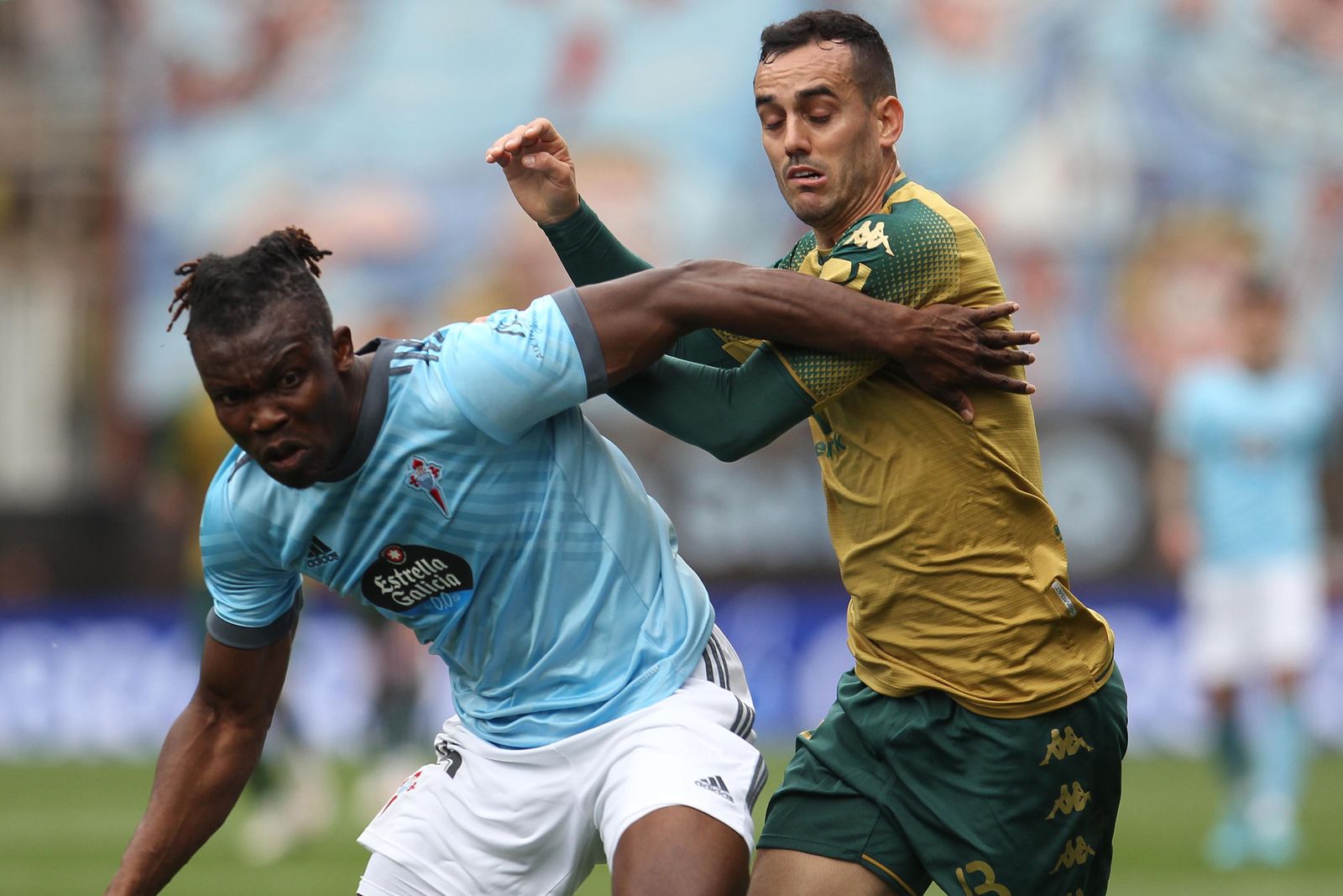 El bético Juanmi pugna con Aidoo.