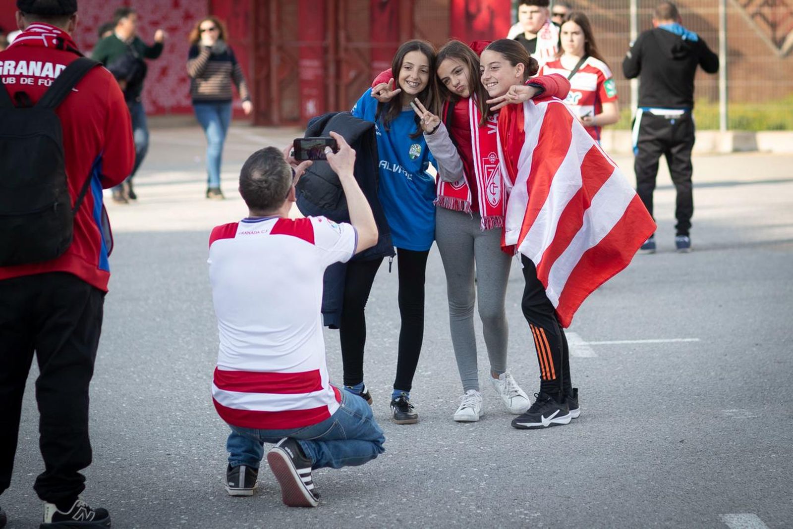 Encuéntrate en la grada del Estadio Nuevo Los Cármenes durante el Granada CF-Málaga CF
