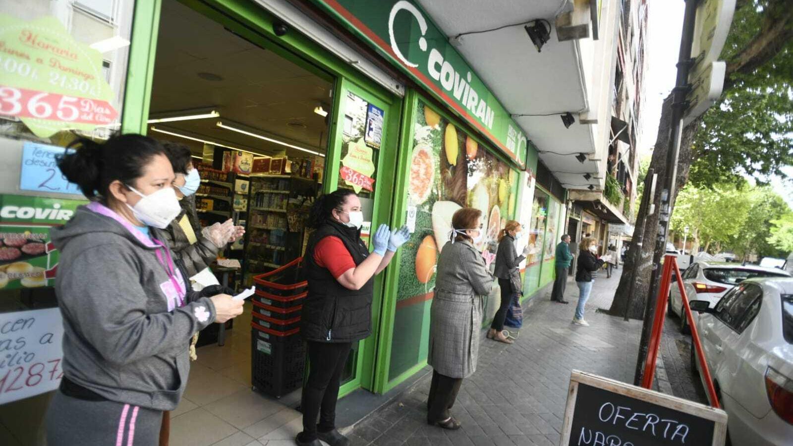 Trabajadoras y clientes del Covirán se han sumado al emotivo aplauso