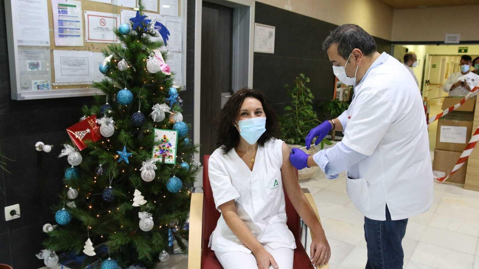 Magdalena Cantero, administradora del centro, recibe la vacuna.