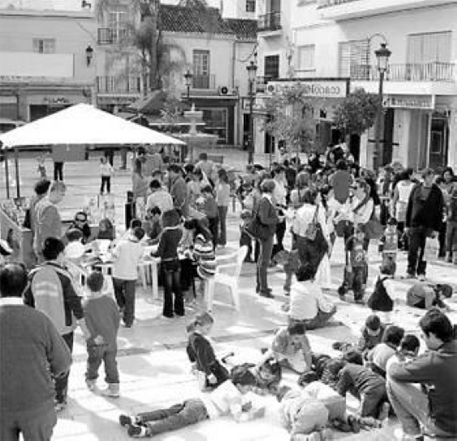 Varios niños leen un cuento del mercadillo. Varios niños leen un cuento del mercadillo.