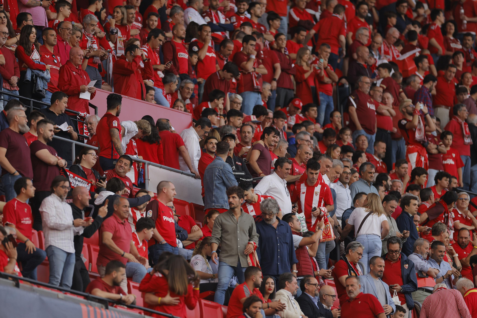 Búscate en las fotos del Sevilla-Juventus
