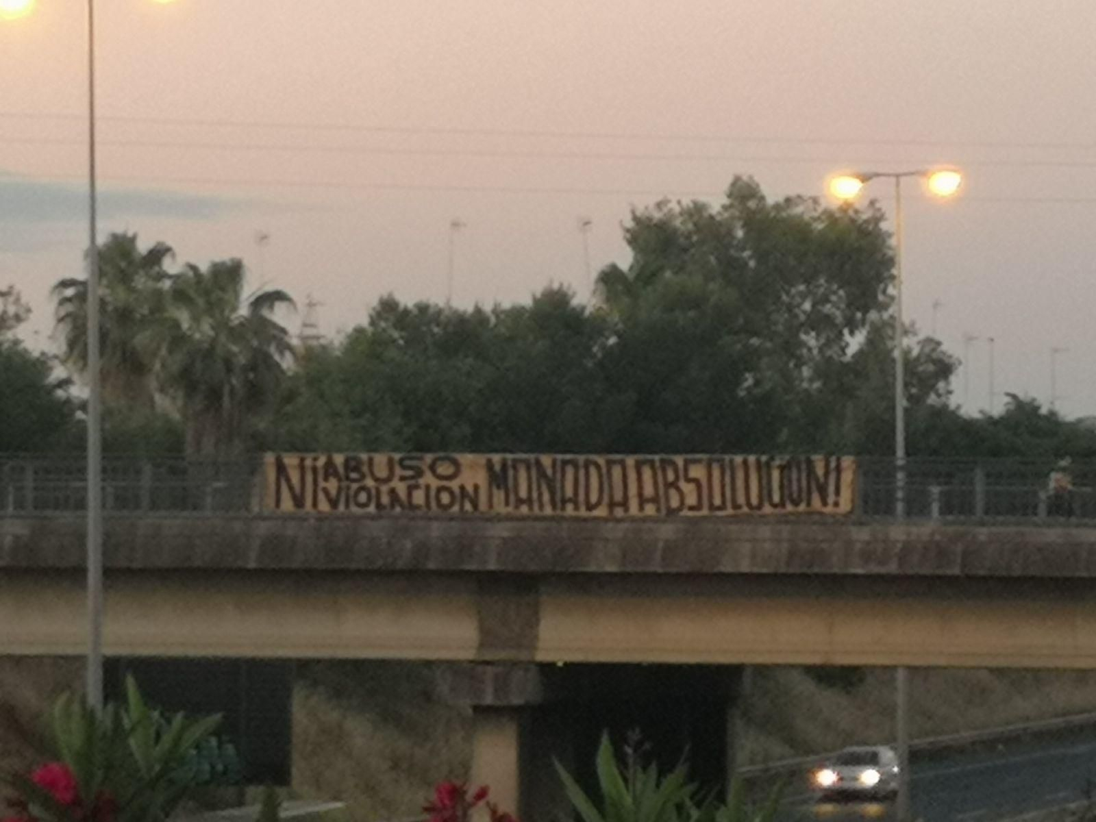 Pancartas de apoyo a 'la Manada' sobre la SE-30