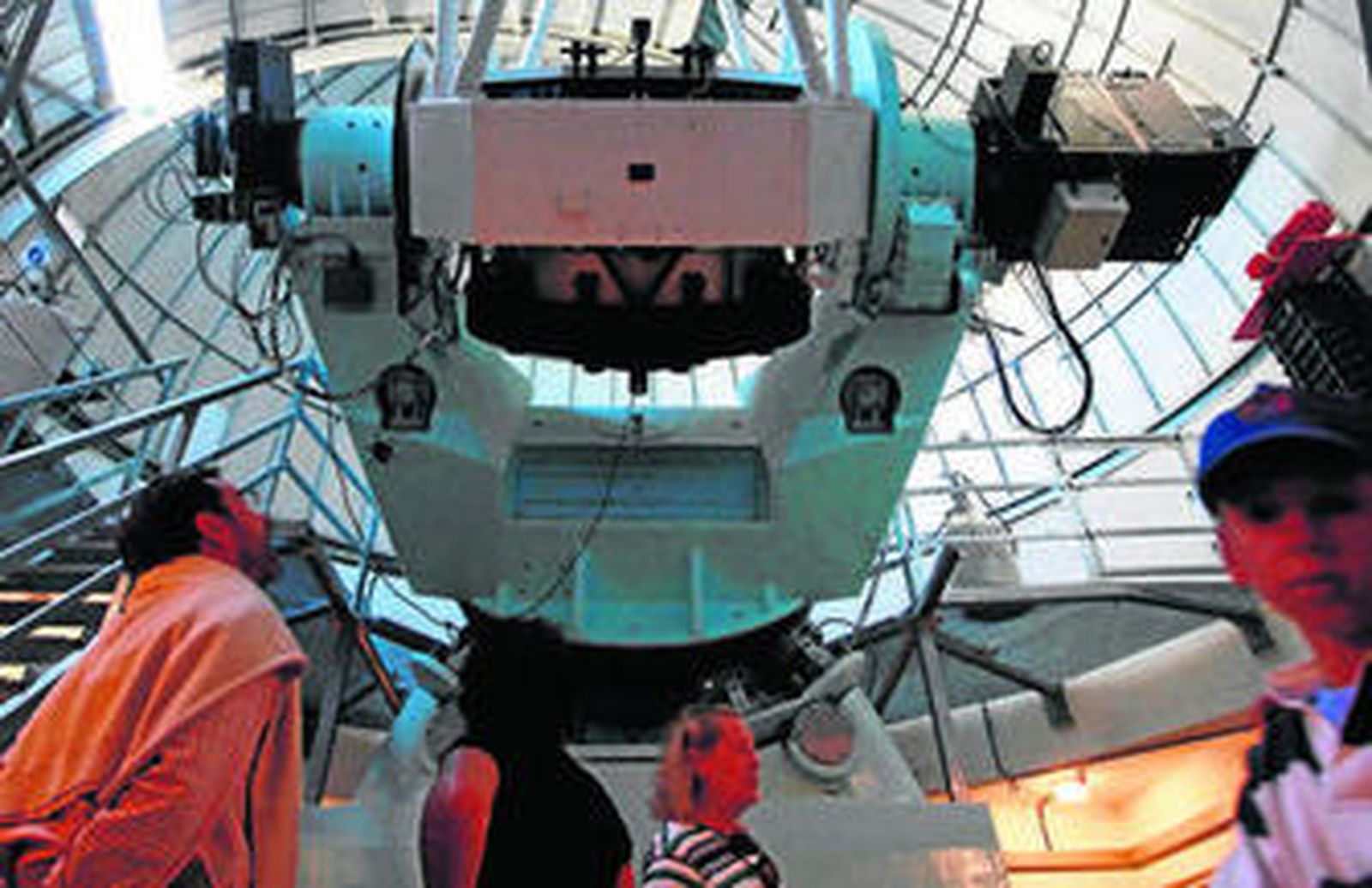 1. El telescopio más grande del Observatorio.  2. Exterior del Observatorio, situado en la loma de Dílar. 3. Una de las terrazas del edificio, durante la visita de varios excursionistas. 6.  Agujero negro.