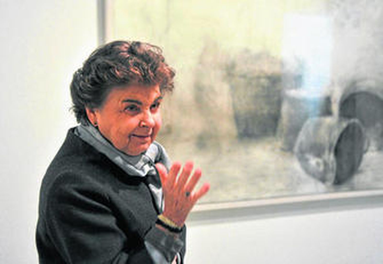 Carmen Laffón ante el más reciente de los dibujos que ha depositado en el CAAC.