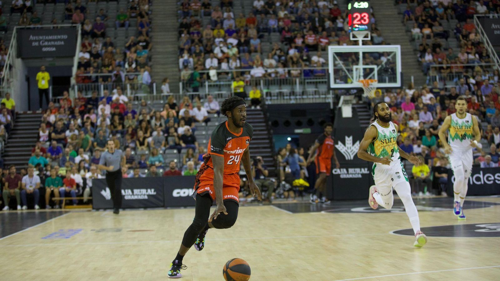 Prince Ali conduce el balón.