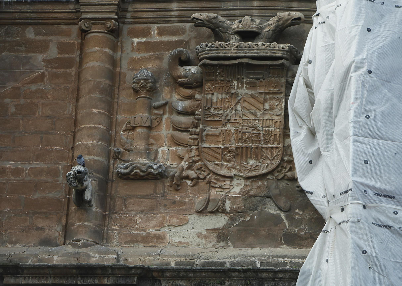 La limpieza  de la Capilla Real de la Catedral, en imágenes