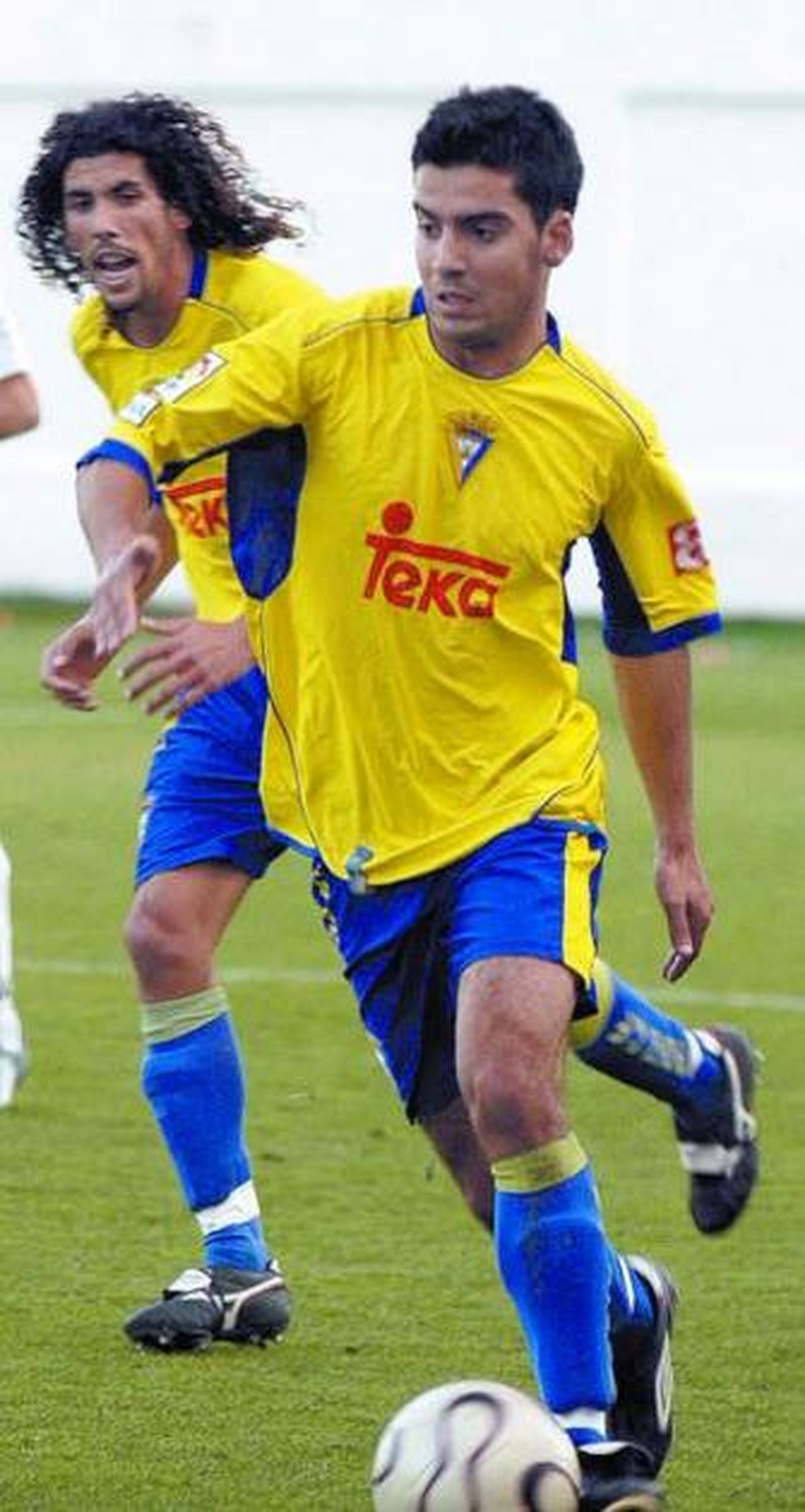 Bienve, protagonista del encuentro, conduce el esférico.