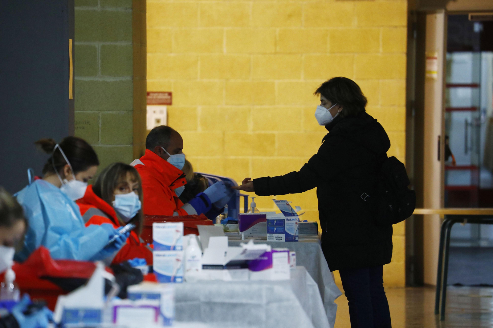 Los test de antígenos al profesorado en Vista Alegre, en fotografías