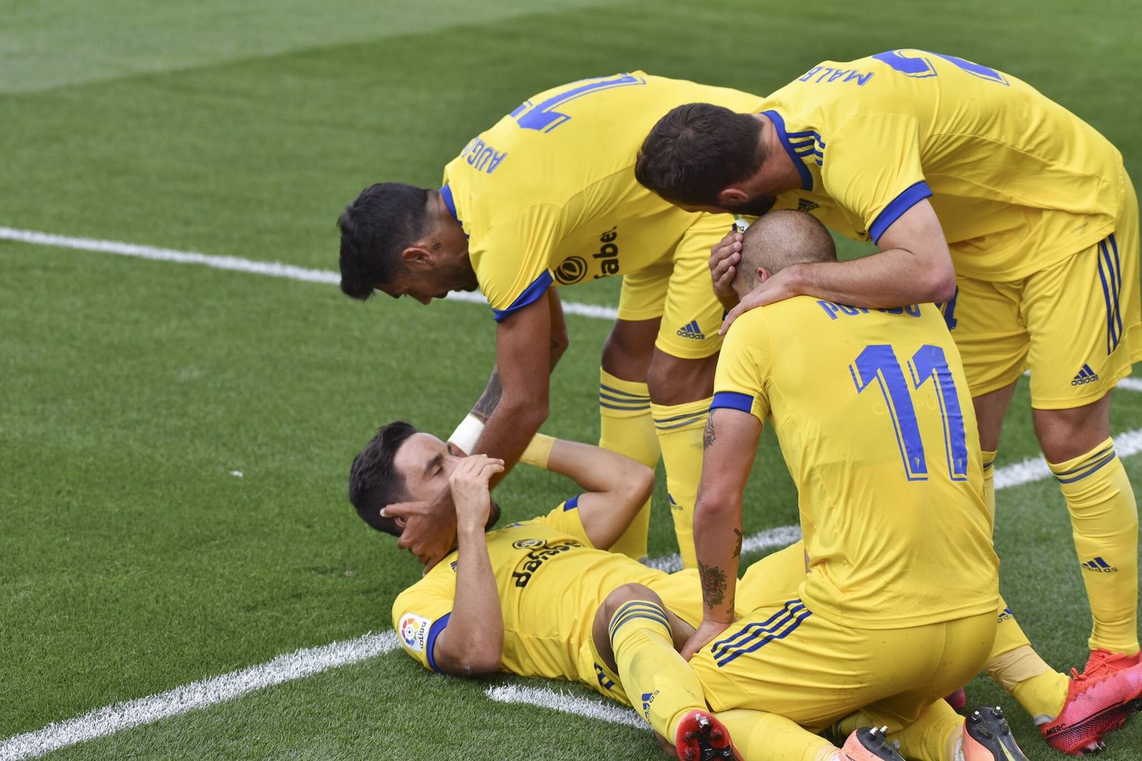 Varios jugadores celebran el gol de Pombo en Huesca.
