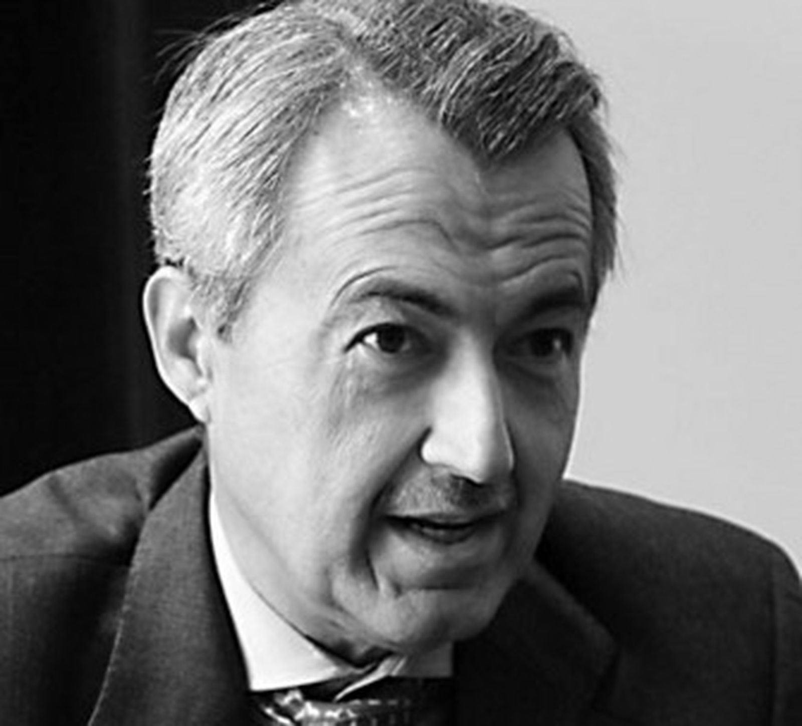 Gutiérrez-Alviz, en el ático de su notaría, cerca de la iglesia de La Magdalena.