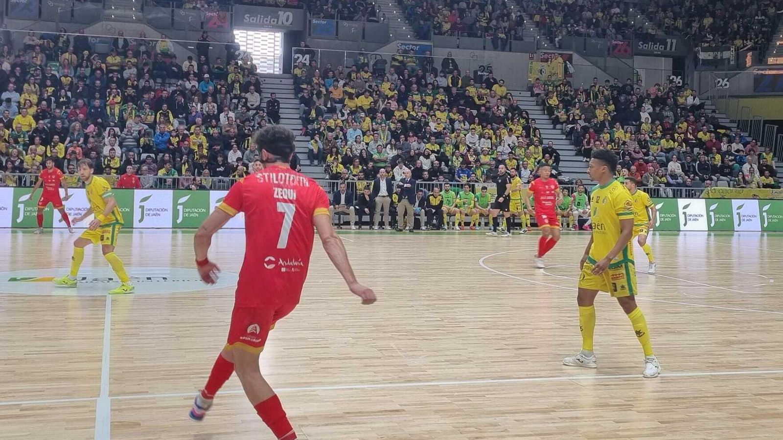 Zequi en una acción de juego, delante de Renato.