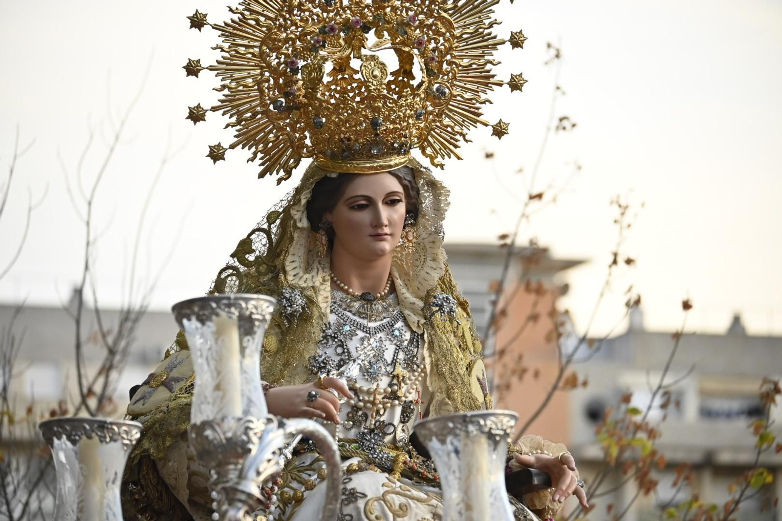 Primera procesión de la Virgen del Rosario por las calles de Huelva, en imágenes