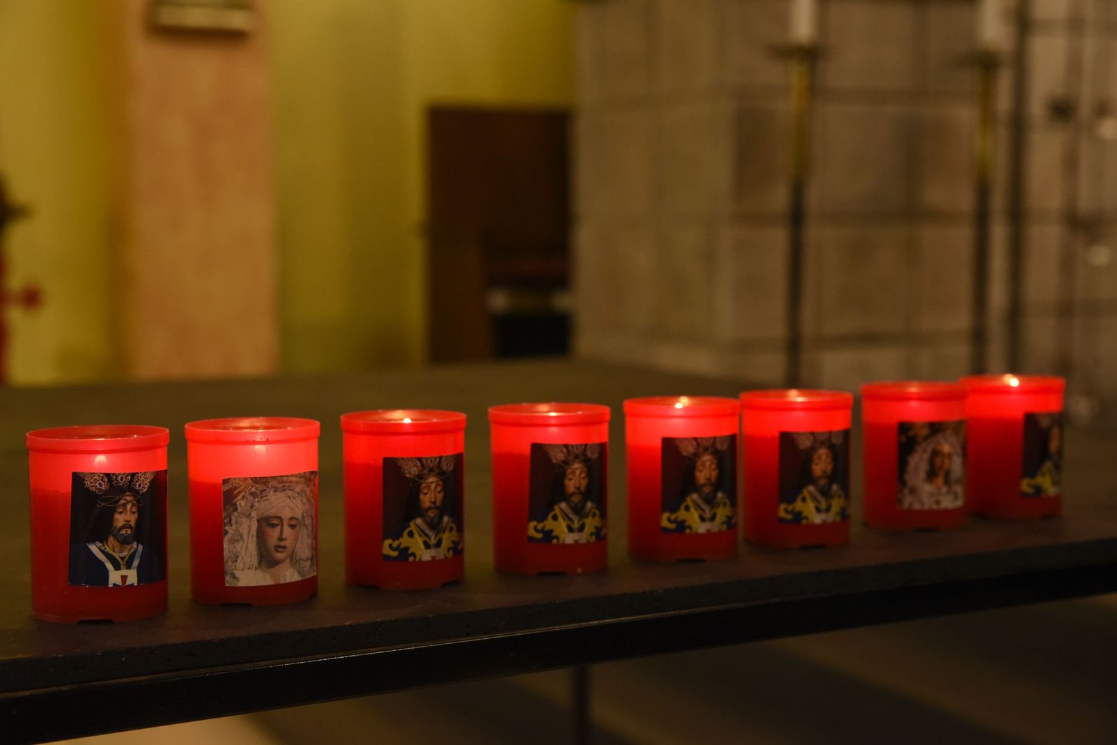 Las fotos del besapié del Medinaceli en la iglesia de Santiago de La Línea