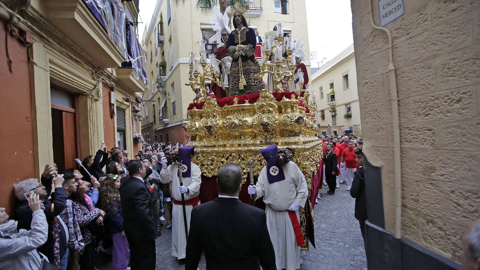 El paso de Jesús de la Sentencia, por la plaza de las Canastas.