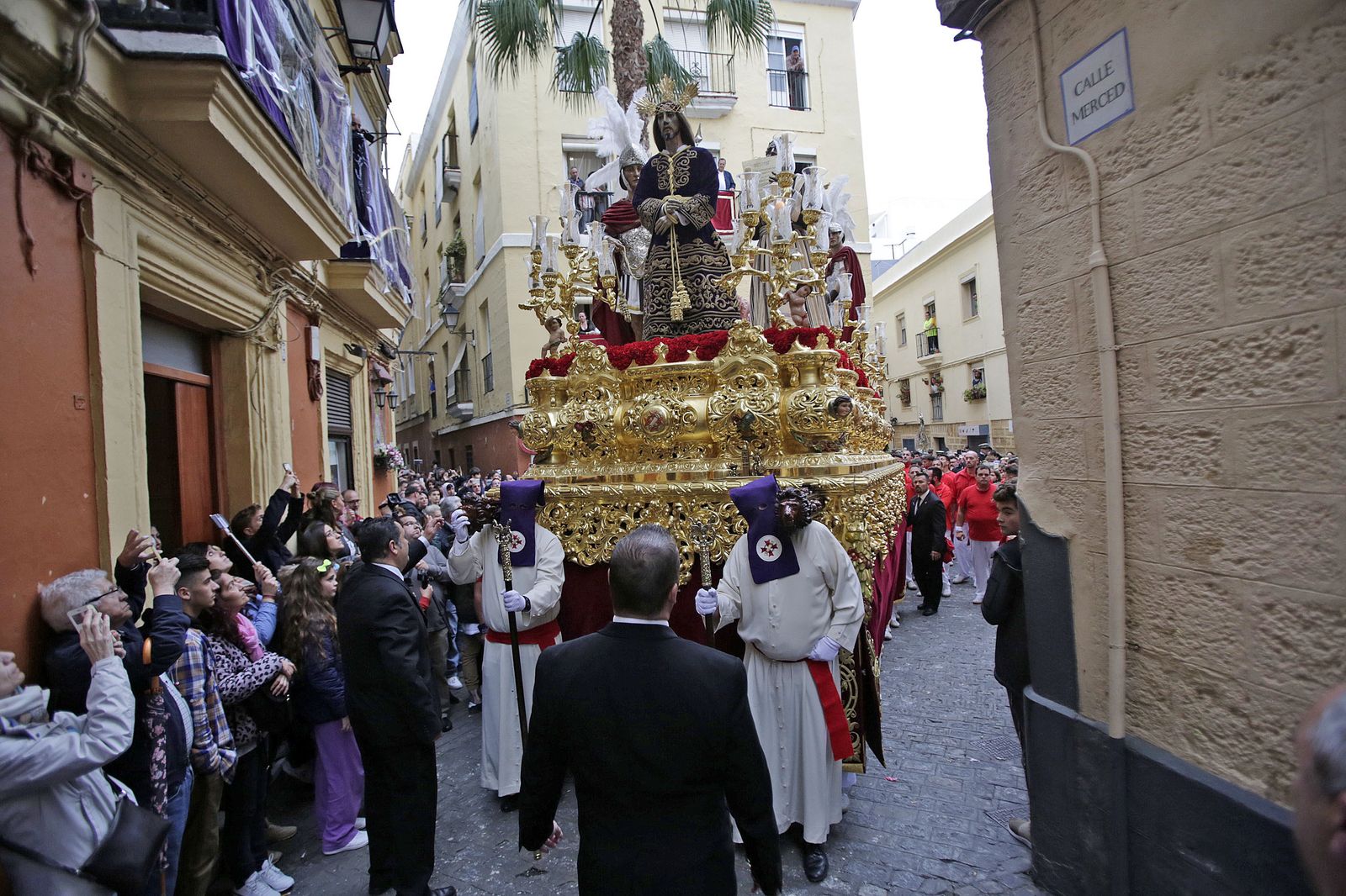 El paso de Jesús de la Sentencia, por la plaza de las Canastas.