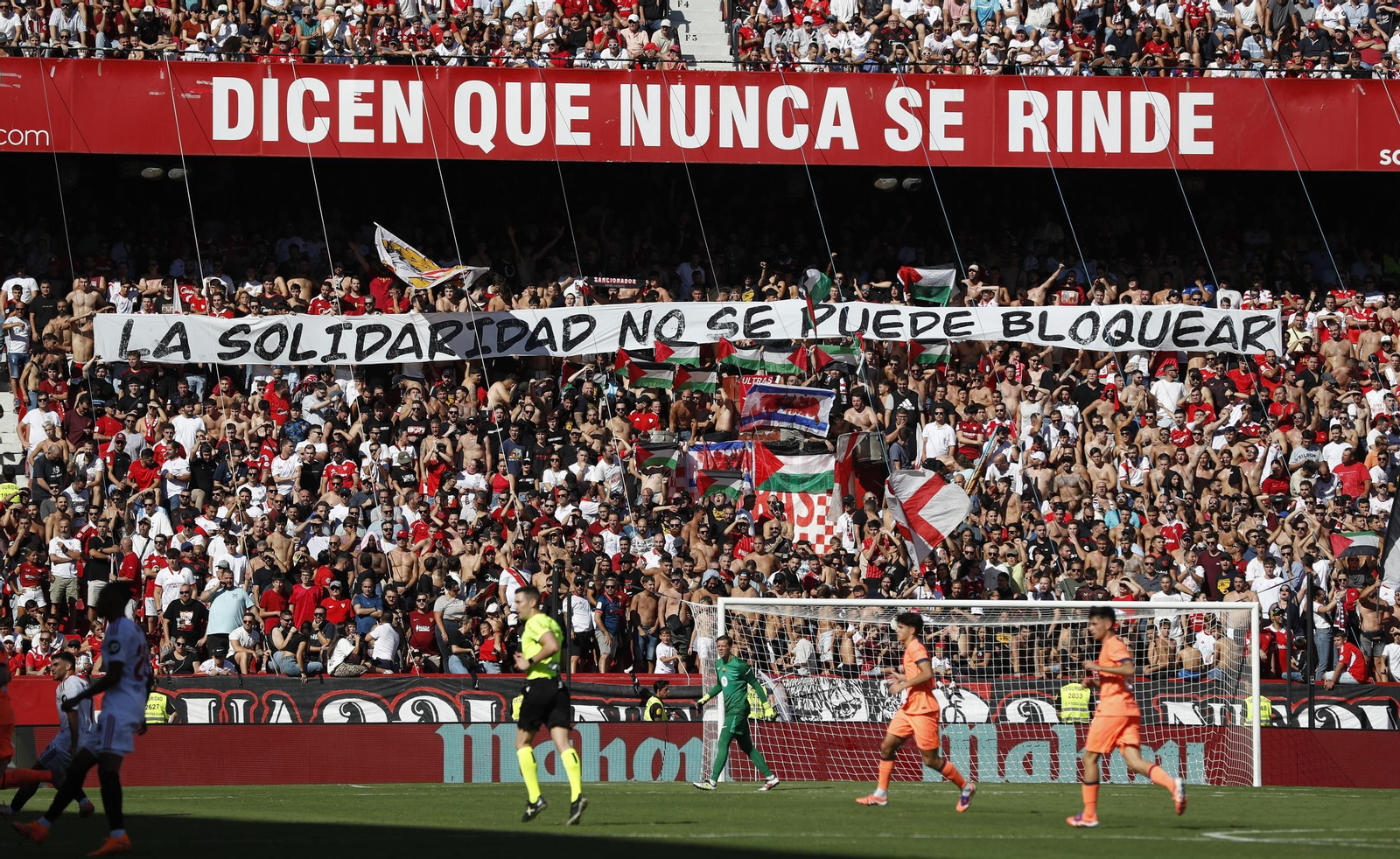 Pancarta pro Palestina desplegada por los biris en el Sevilla-Barcelona.