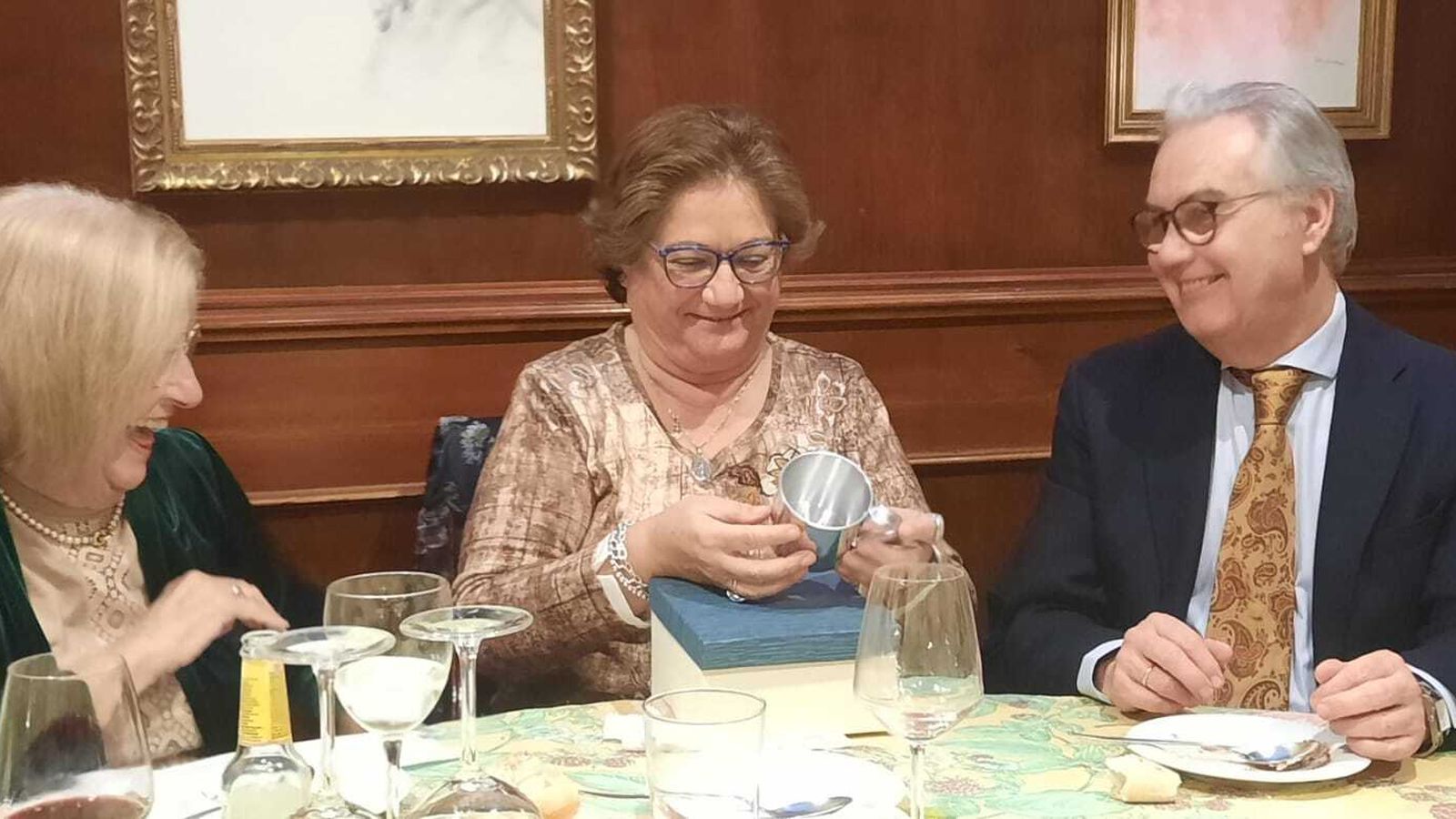 Milagros recibe el jarrillo de lata