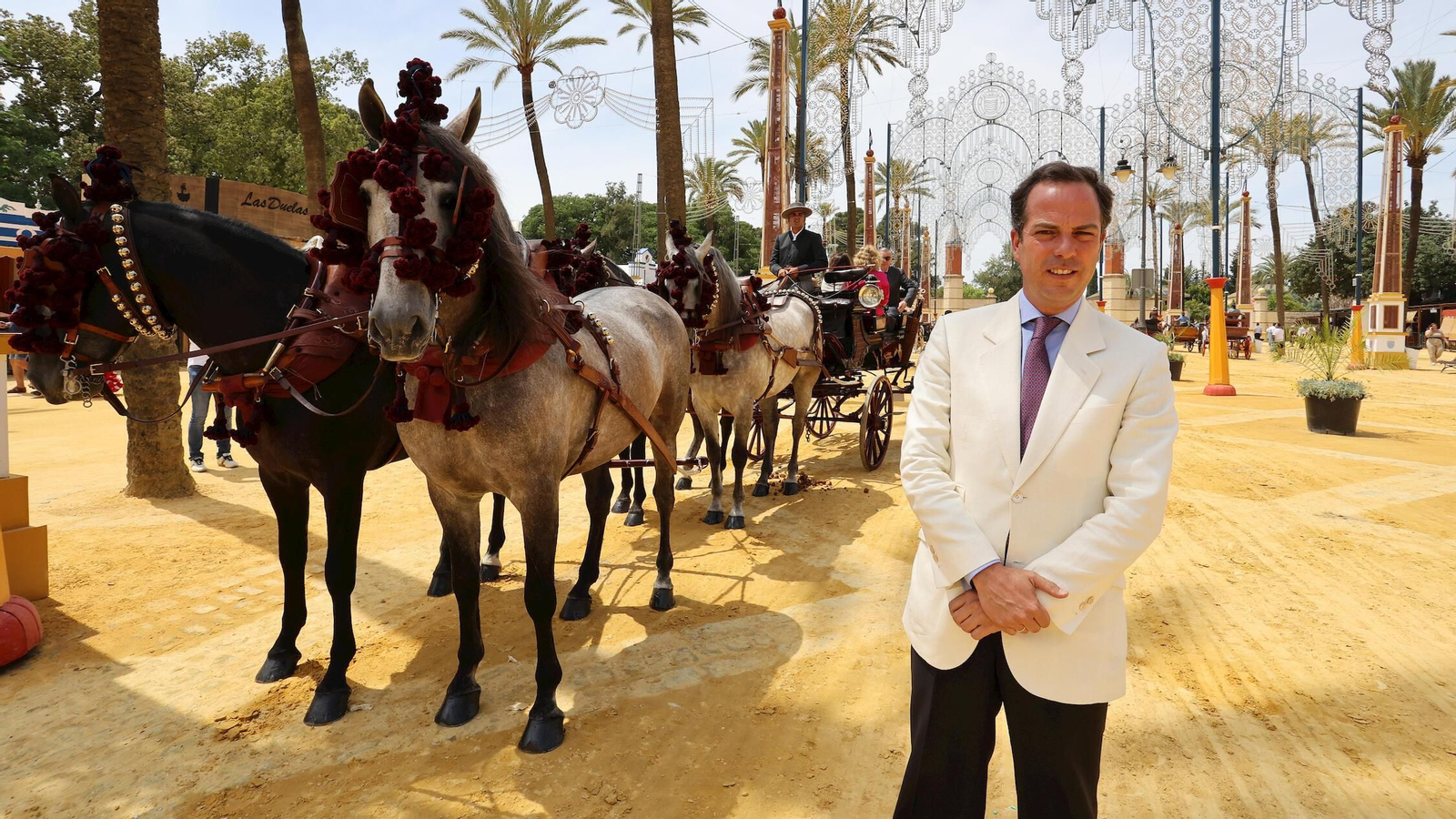 El vicepresidente del Club, Manuel Valencia, junto a un coche de caballos, en el Real.