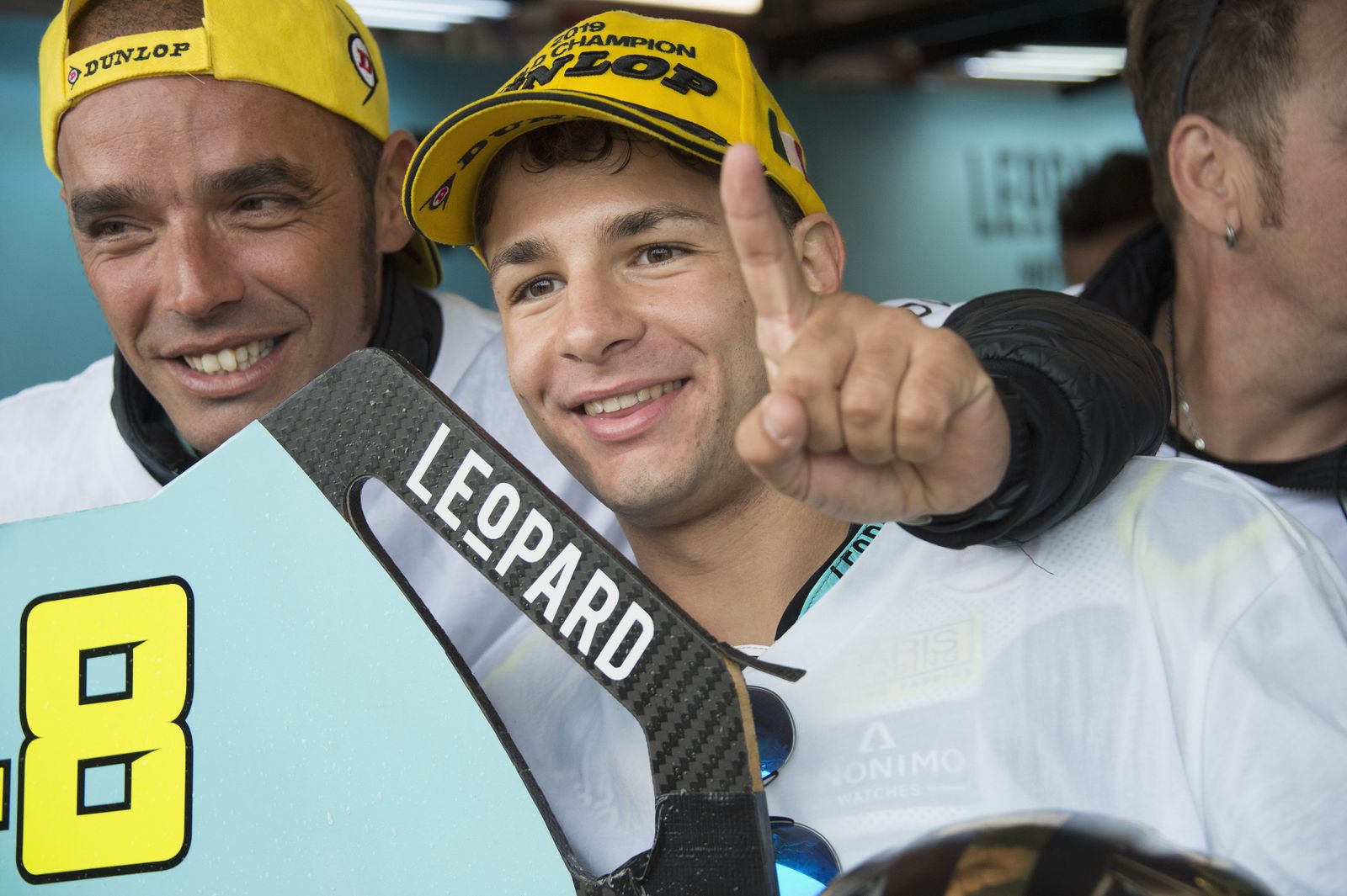 Dani Vadillo y Lorenzo dalla Porta celebran el mundial de Moto3 del italiano.