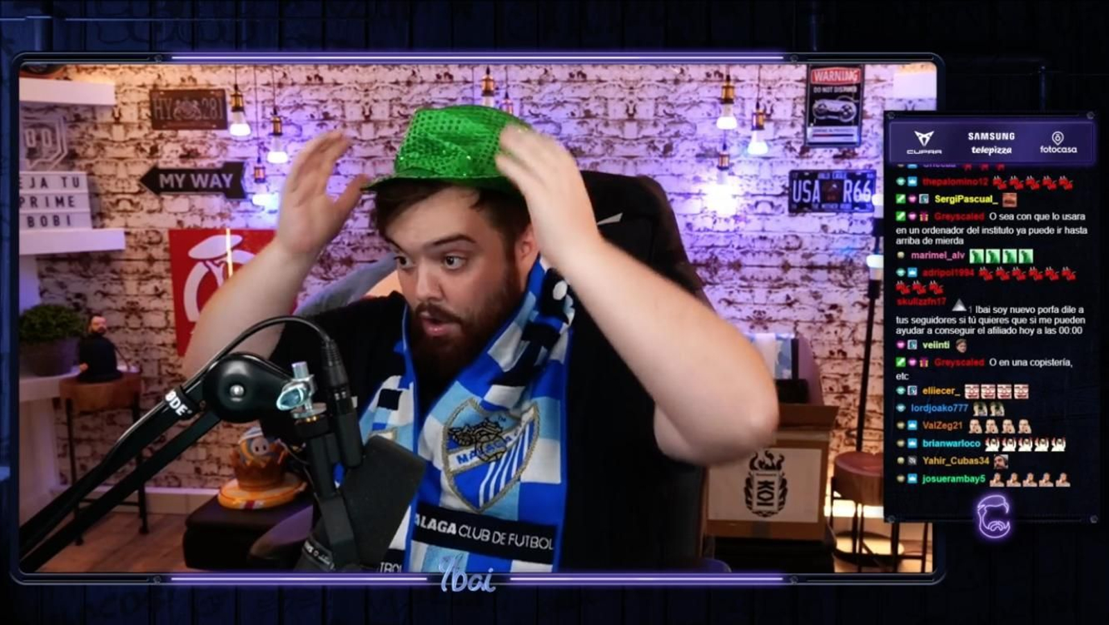 Ibai Llanos con la bufanda del Málaga CF.